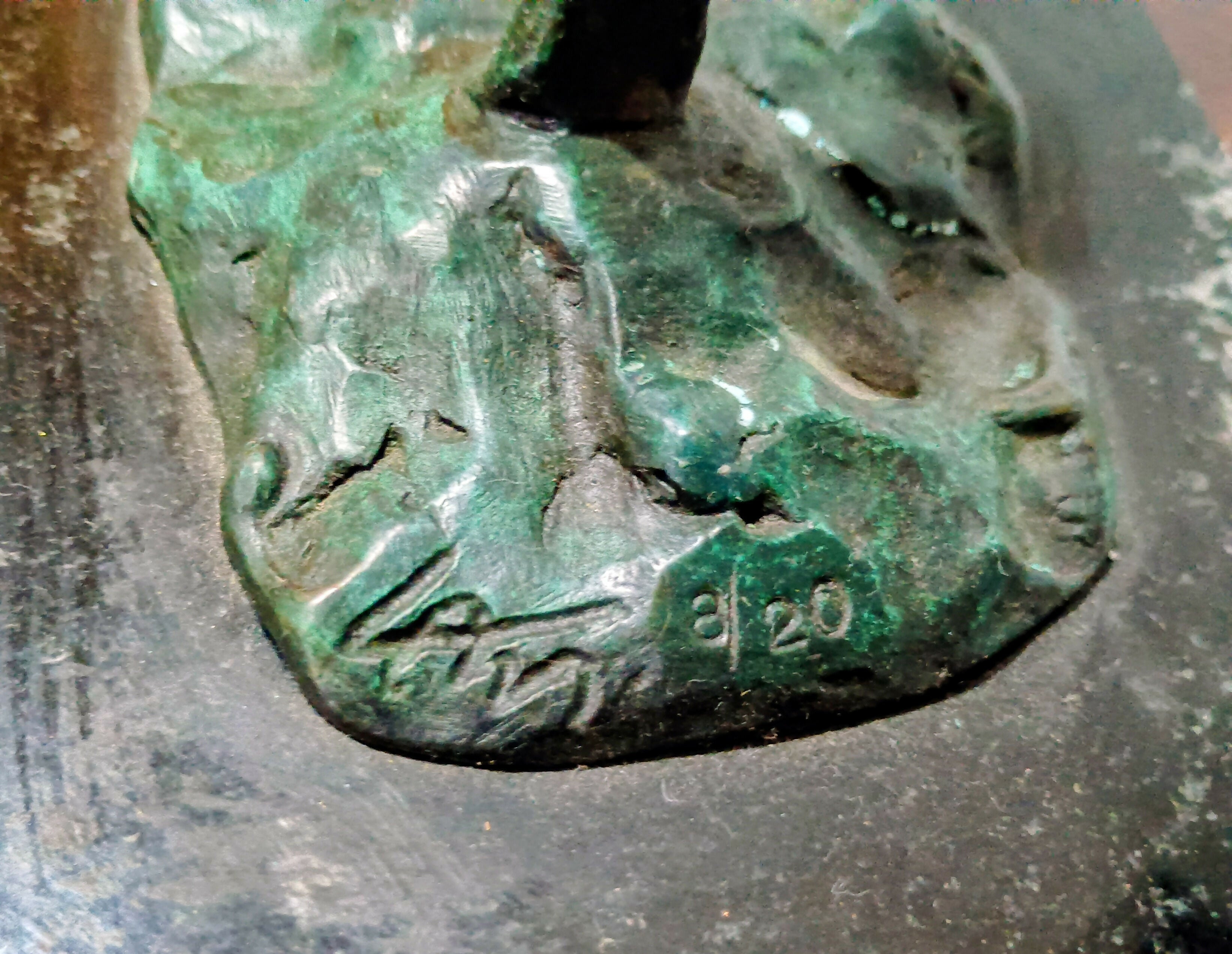 Escultura em bronze assinada e numerada de Mulher correndo - Cartunista Lan