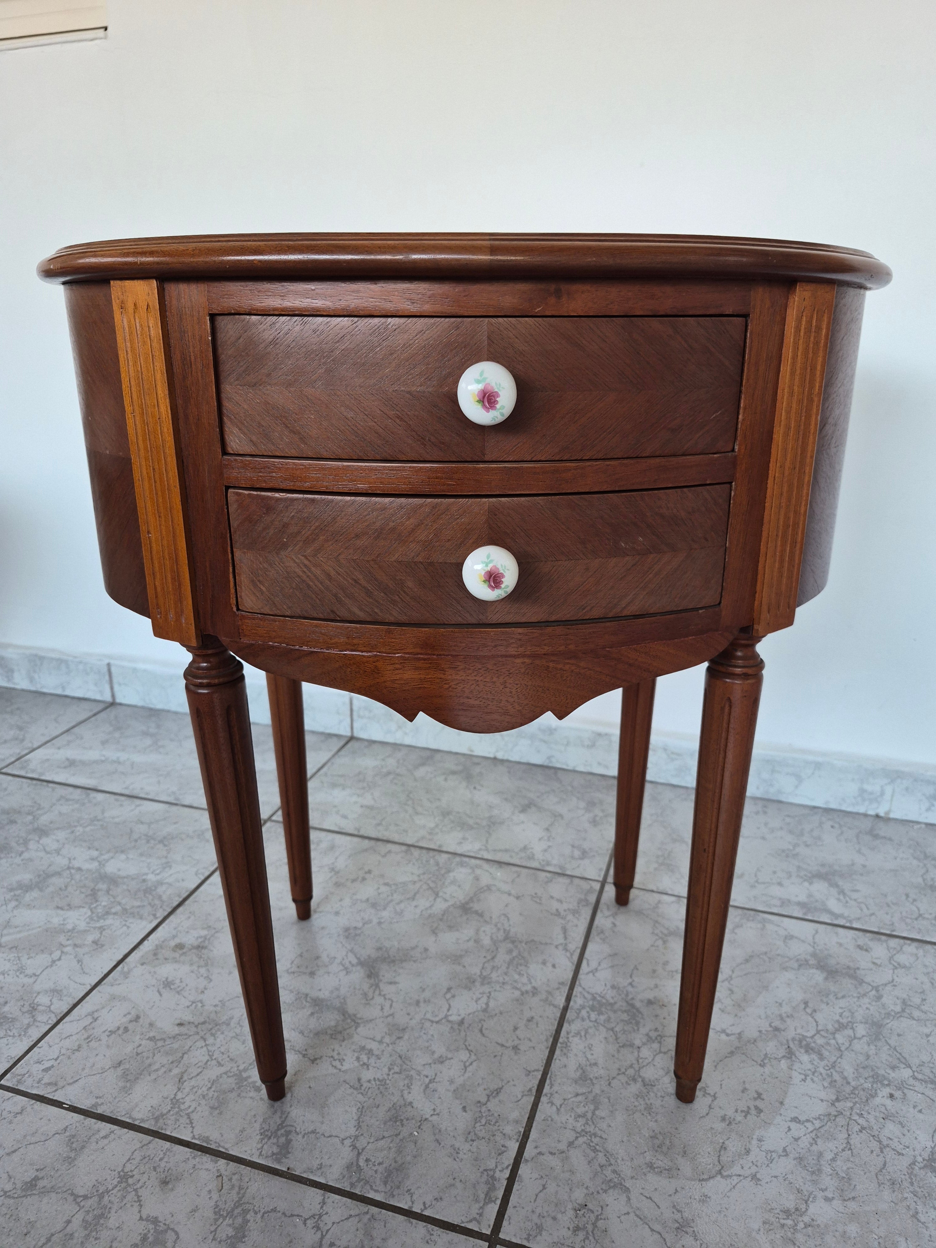 Mesa auxiliar oval em madeira nobre clara com duas gavetas 