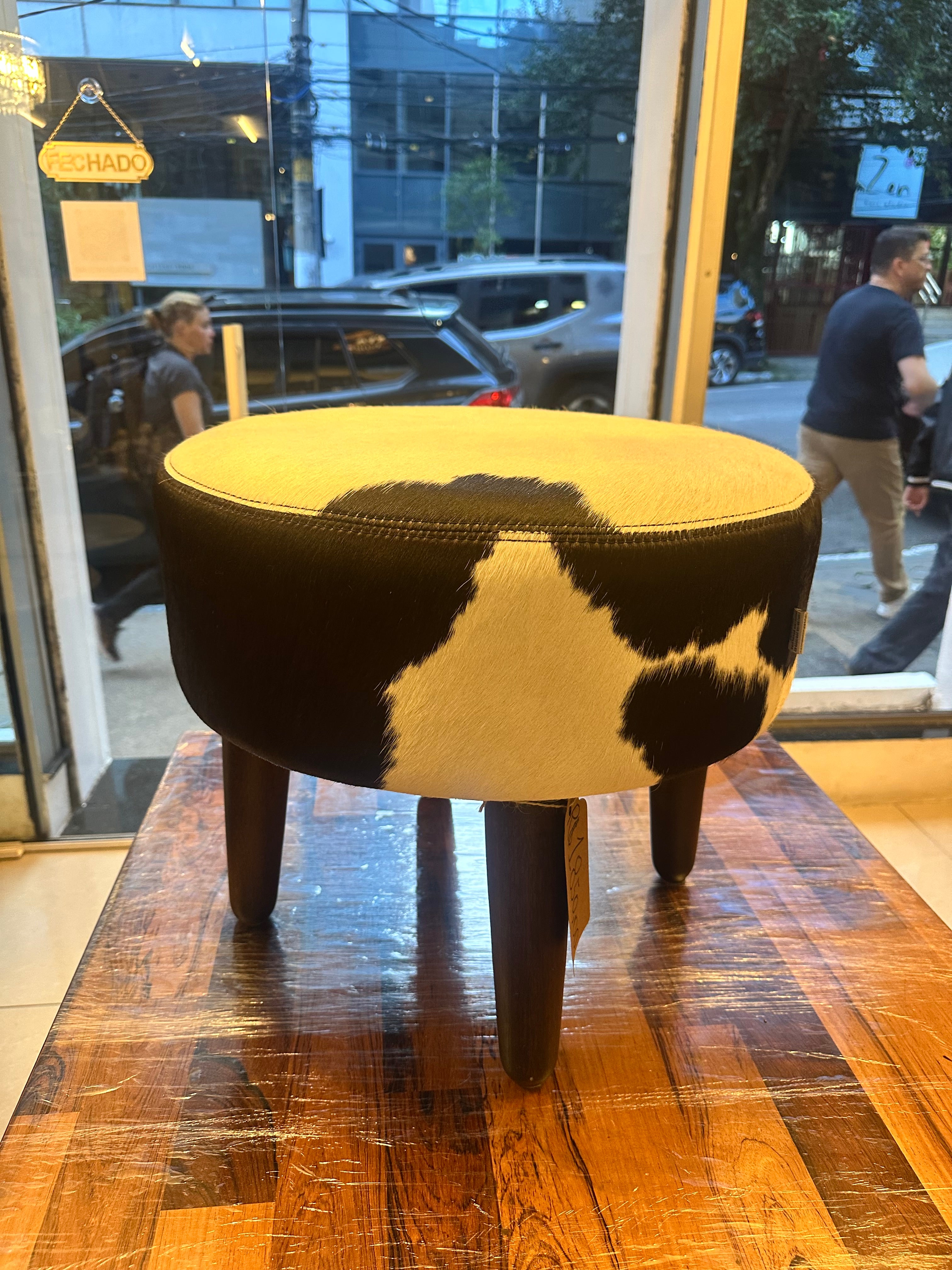 PUFF REDONDO com padrão de couro bovino | DESIGN CONTEMPORÂNEO