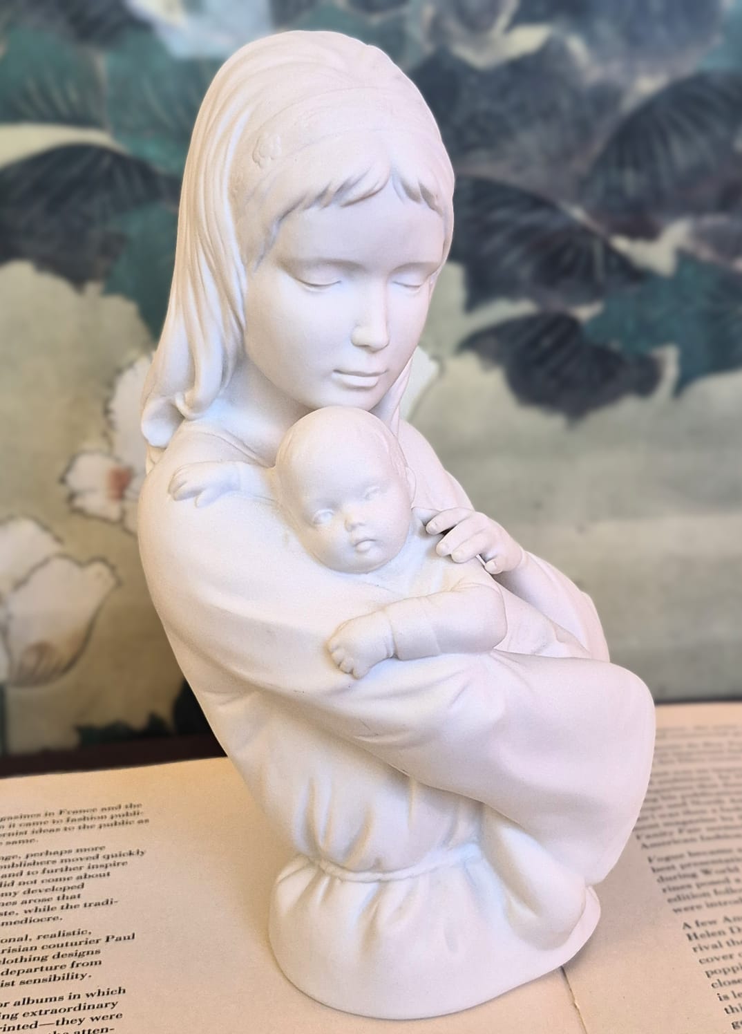 Escultura em porcelana biscuit clássica alemã criada pelo escultor Wolfgang Gawantka para a prestigiada manufatura Kaiser Porzellan, chamada "Mãe e Filho", nos anos 80.
