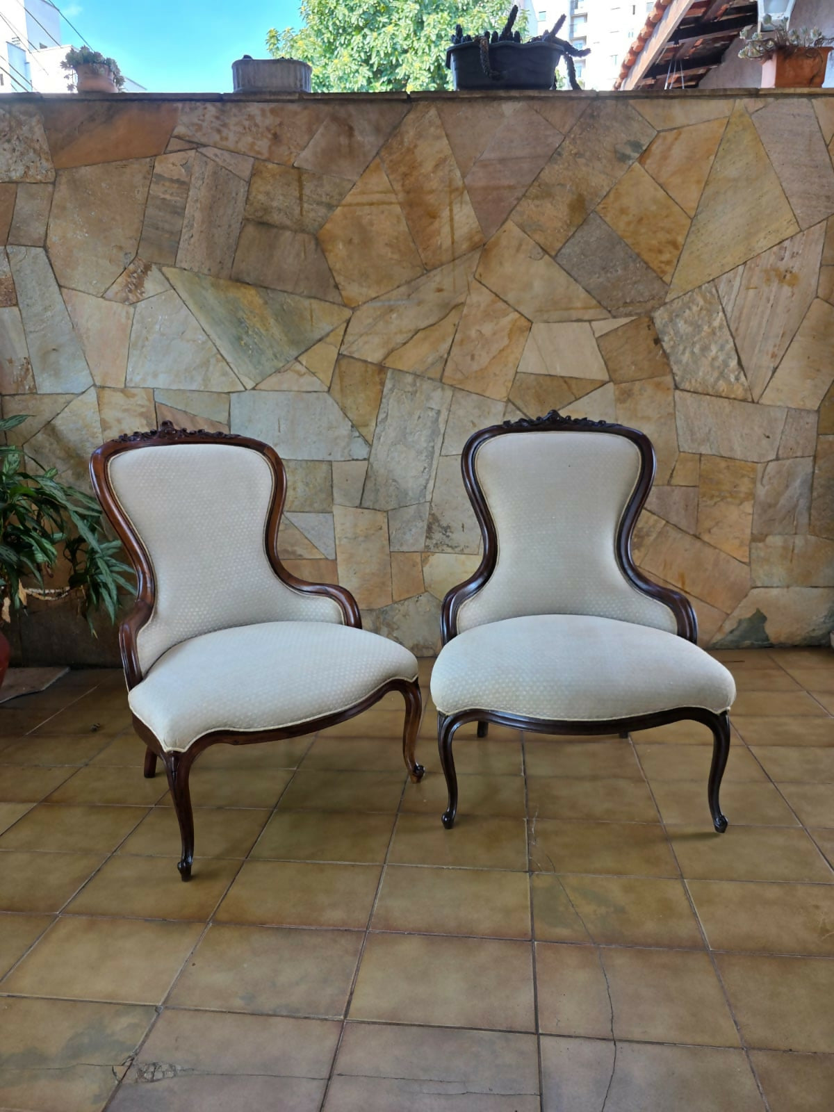 Par de Poltronas Vitorianas anos 50 em madeira maciça talhada