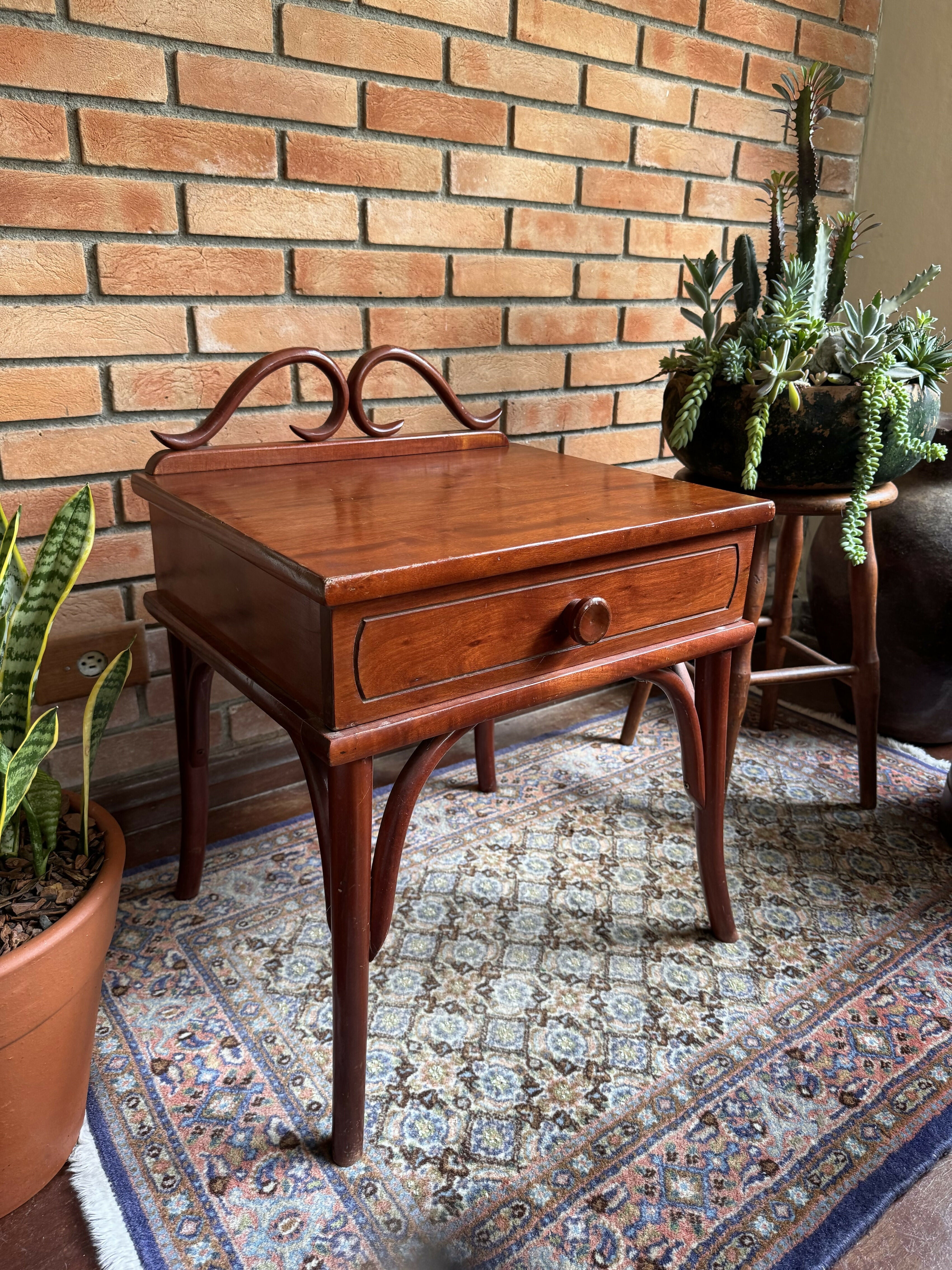 Raríssima mesinha de cabeceira SELADA Thonart Thonet