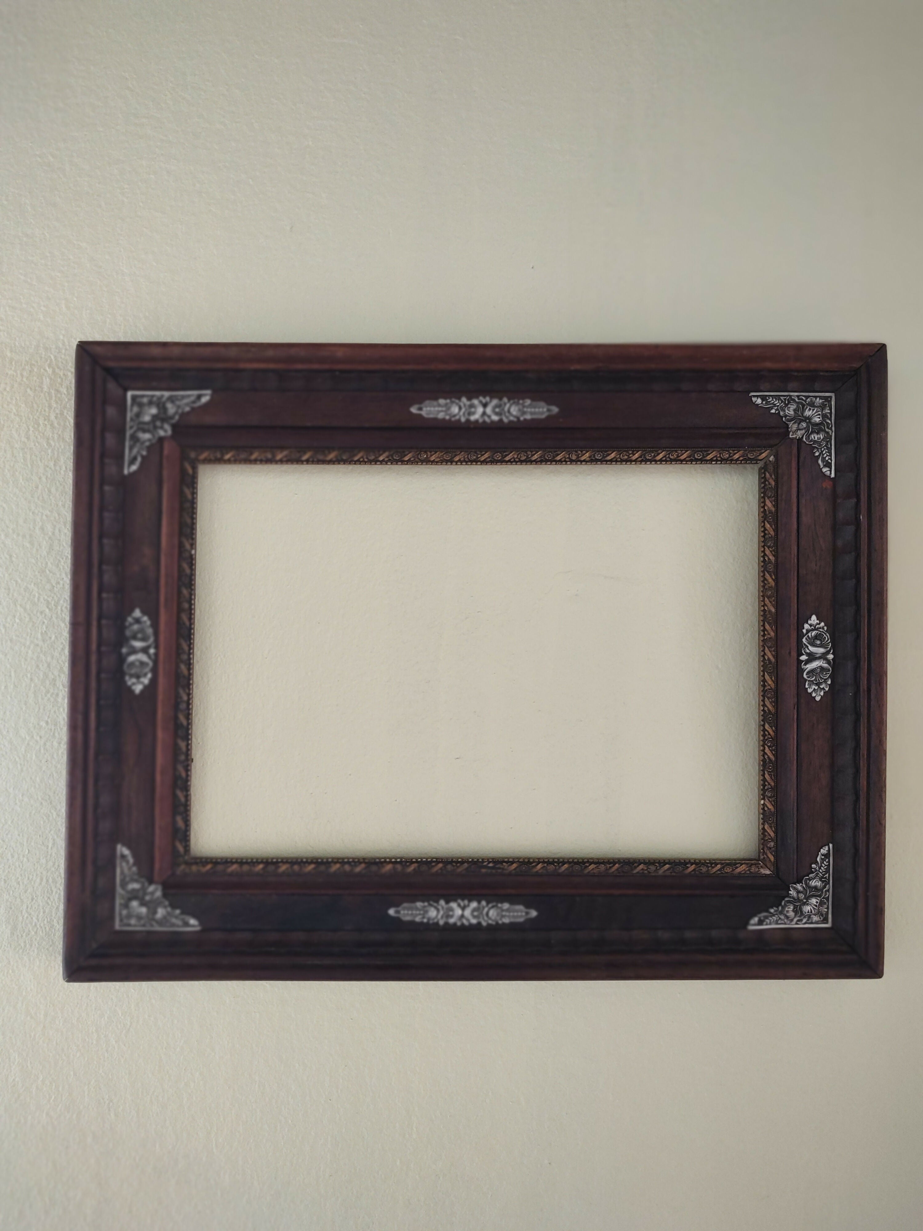 Antiga e Maravilhosa Moldura em Jacarandá Maciço com adornos florais em metal (46cm x 36cm)