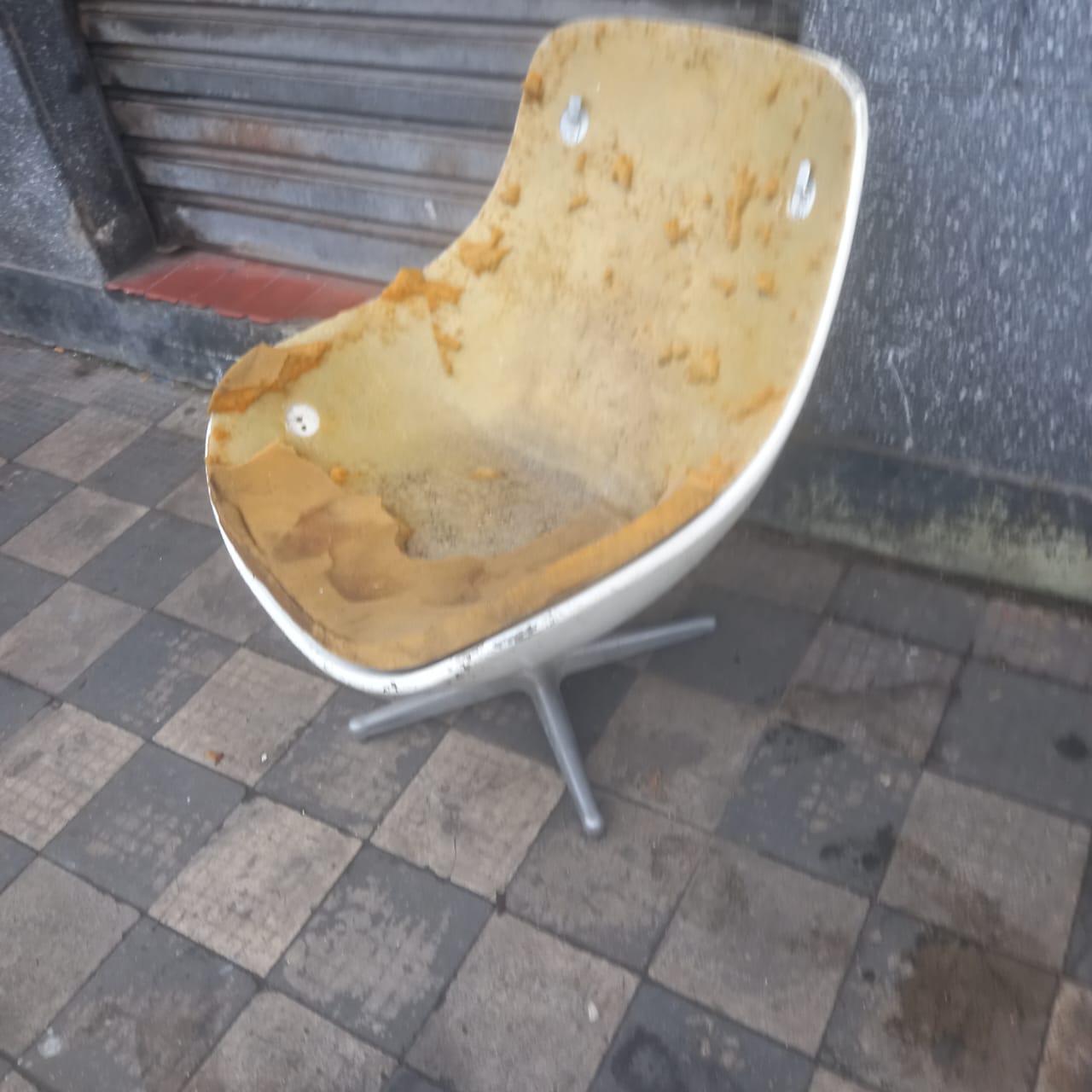 Poltrona arredondada de fibra branca com pés em ferro e espuma por fazer 