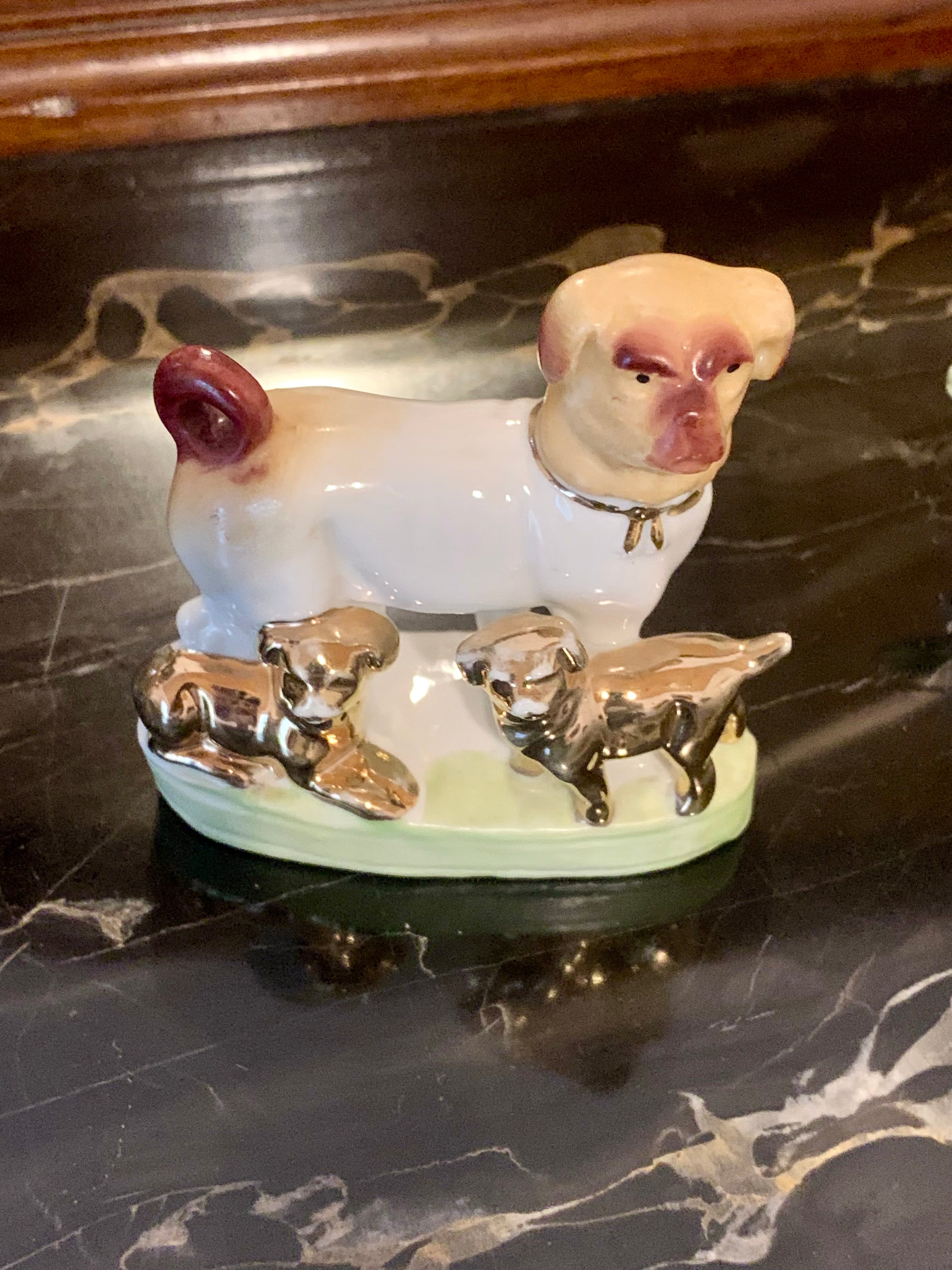 Linda estatueta ou bibelot de cão com seus filhotes
