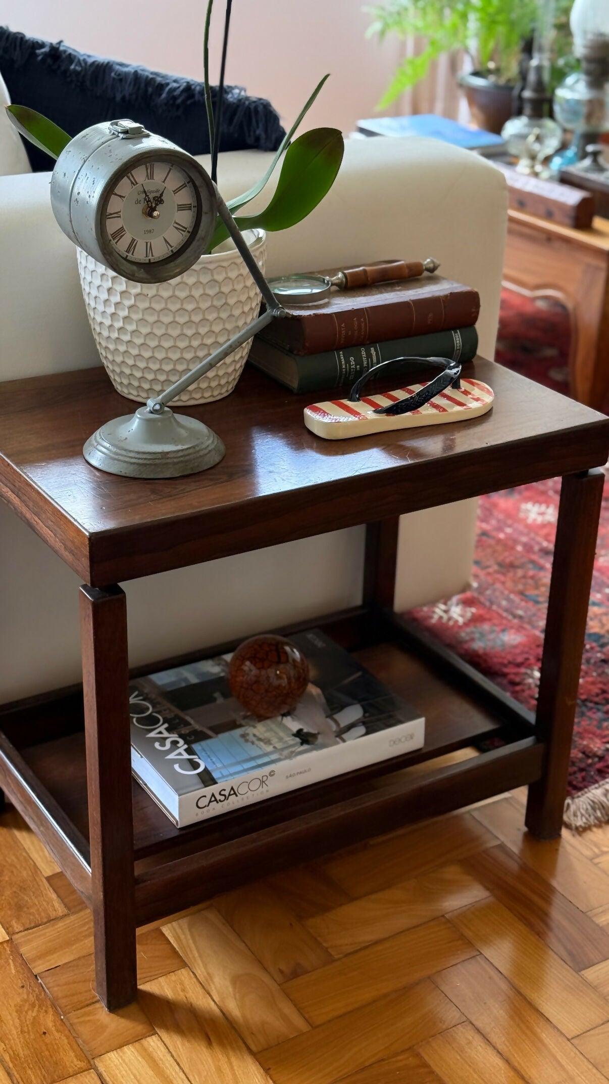 Mesa de canto em Jacarandá Maciço