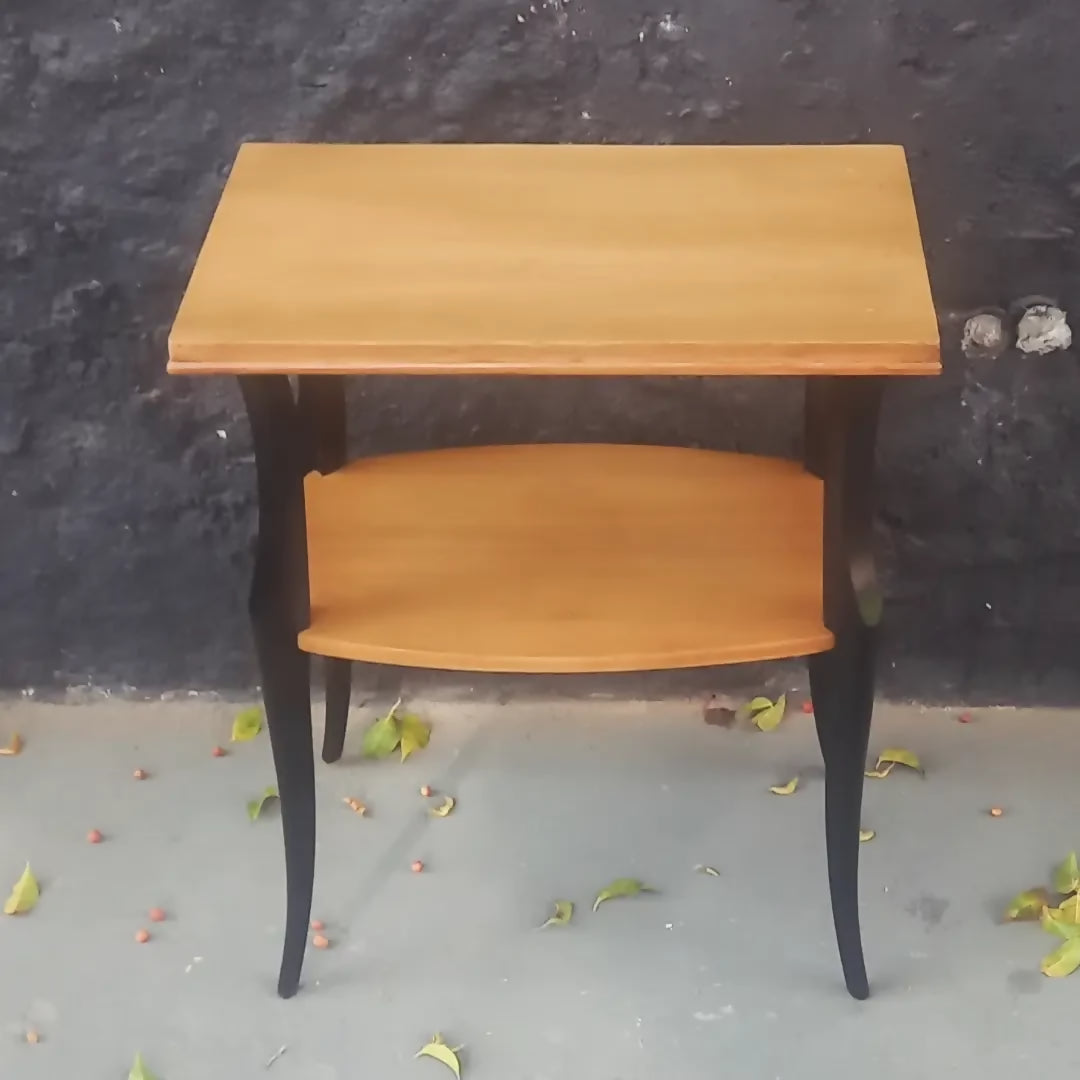 Mesa lateral em Marfim com pés ebanizados (Recém restaurada) 