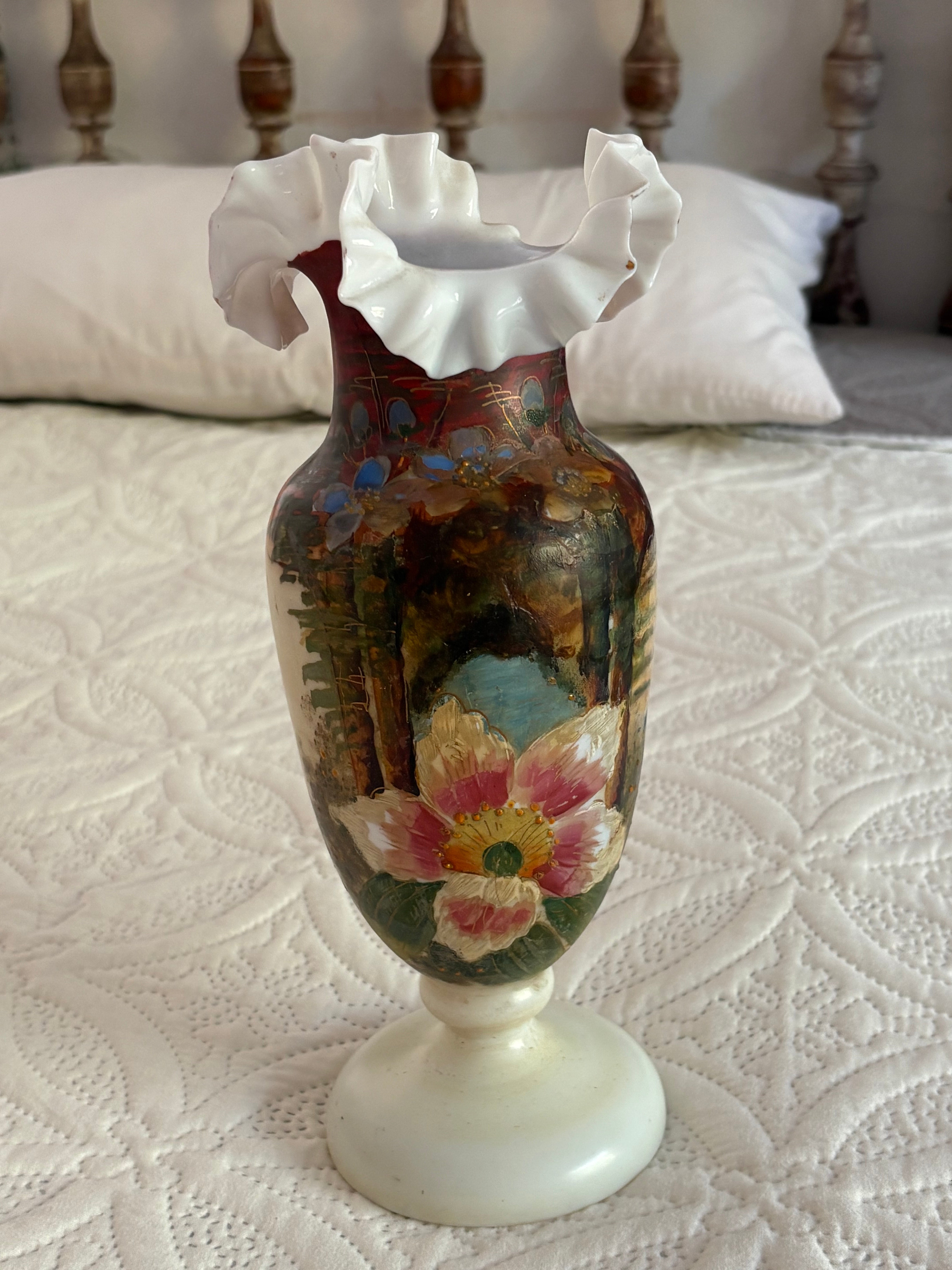 Vaso de opalina com pintura de flor 