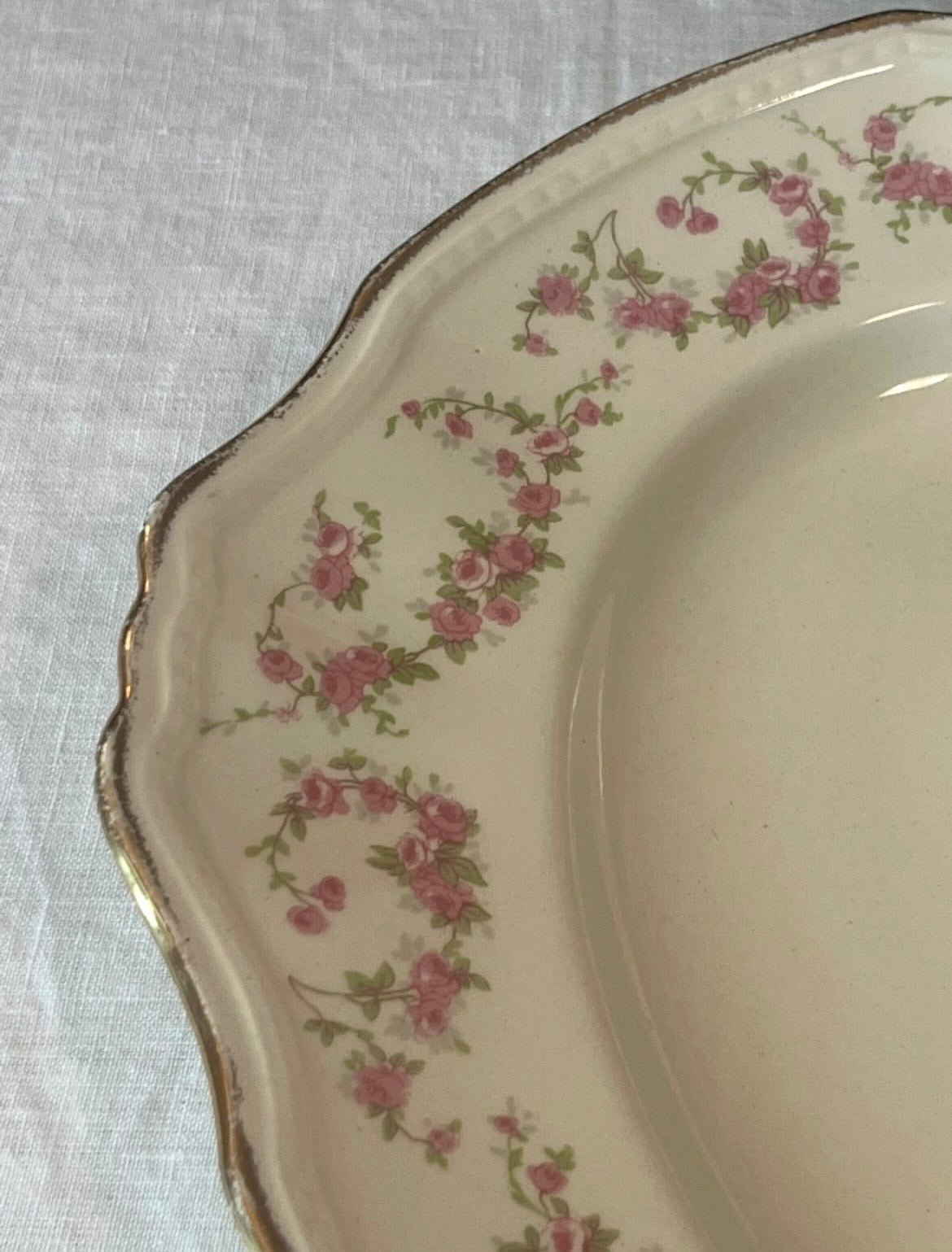 Travessas inglesas Meakin redonda e oval com estampa floral rosa e filete dourado