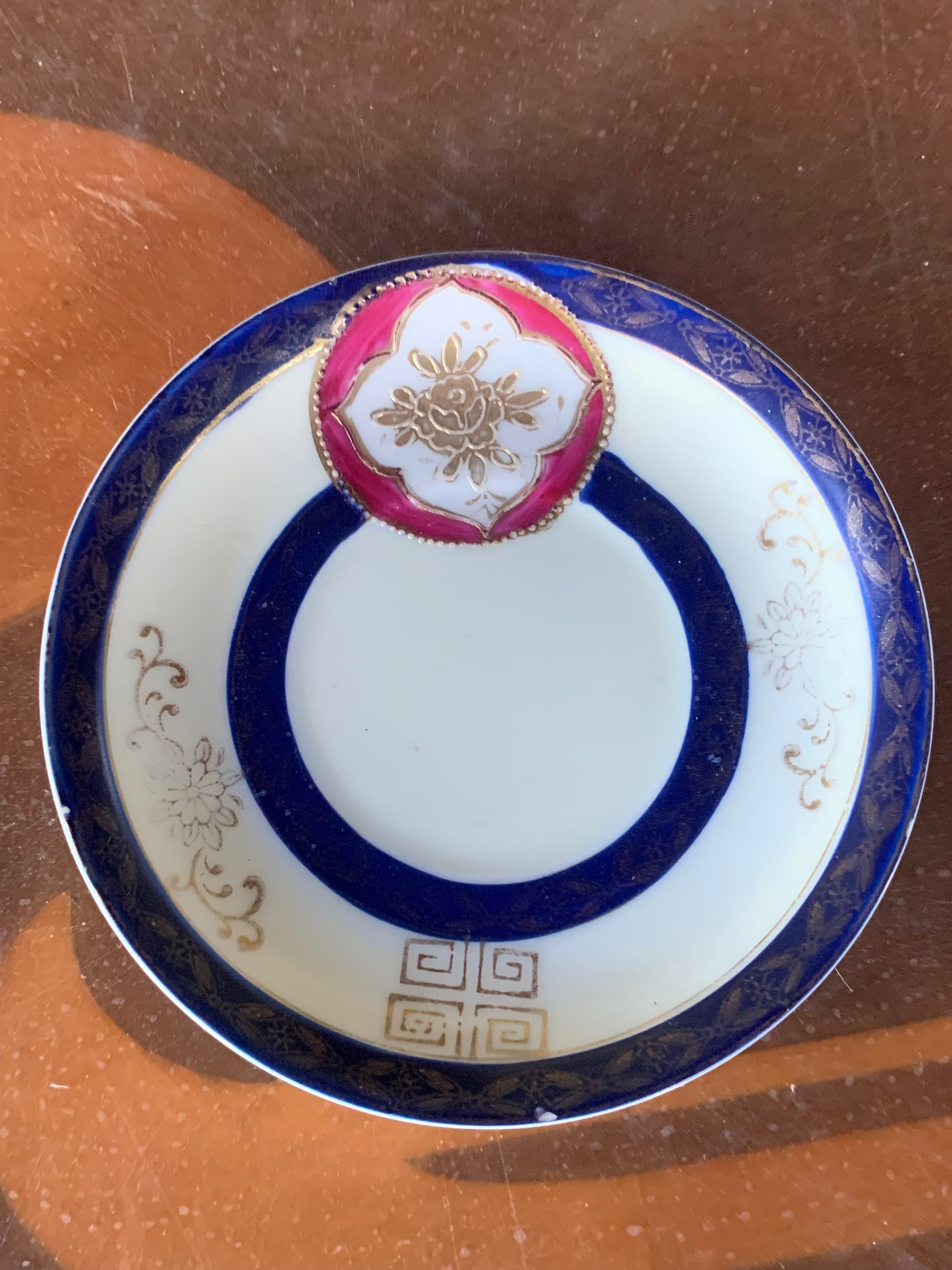 Pequeno e muito antigo pratinho japonês em fina porcelana