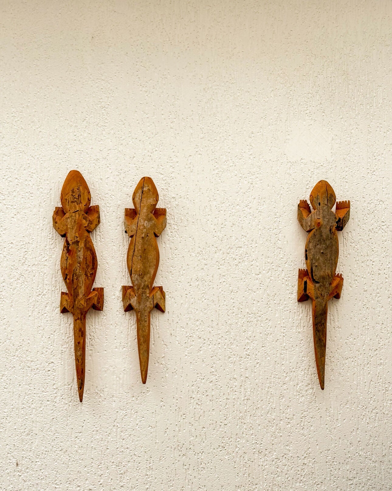 Trio de lagartos artesanais em madeira maciça