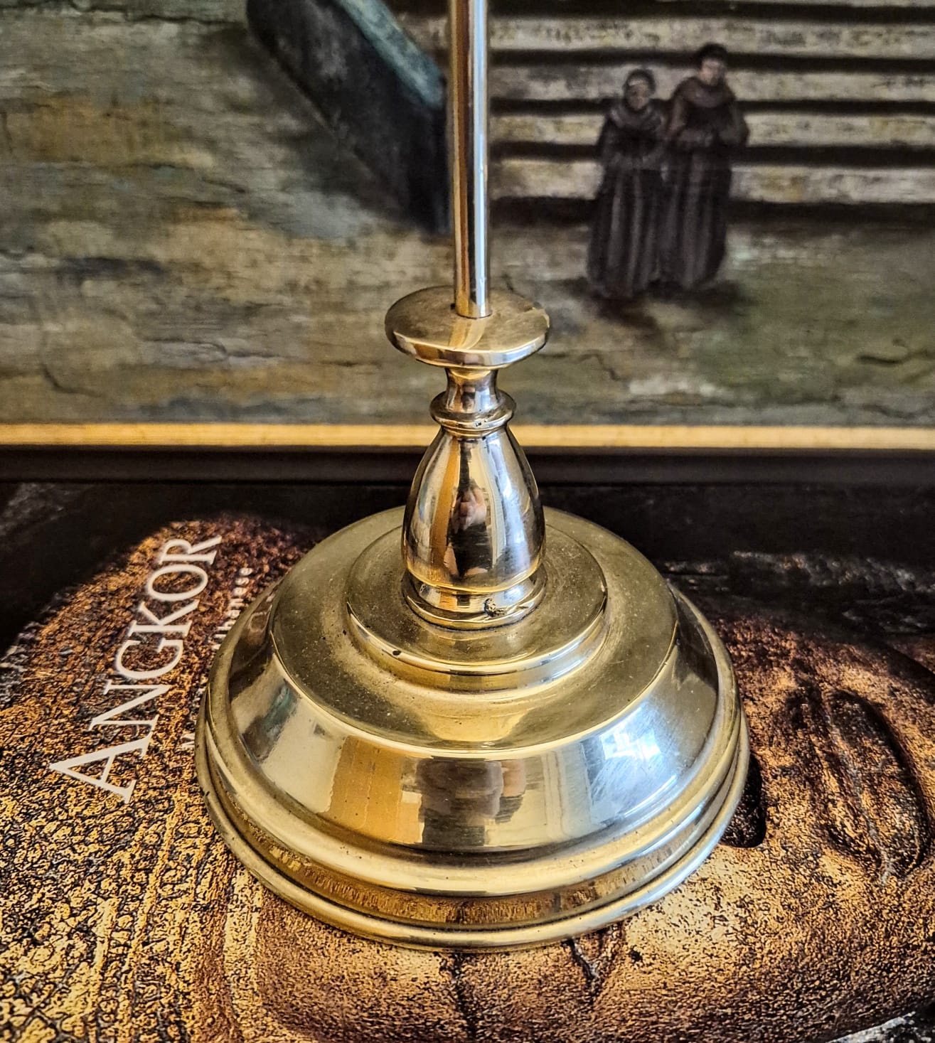 Porta toalhas feito em bronze maciço (o papagaio) e latão (a base). Perfeito e uma graça!