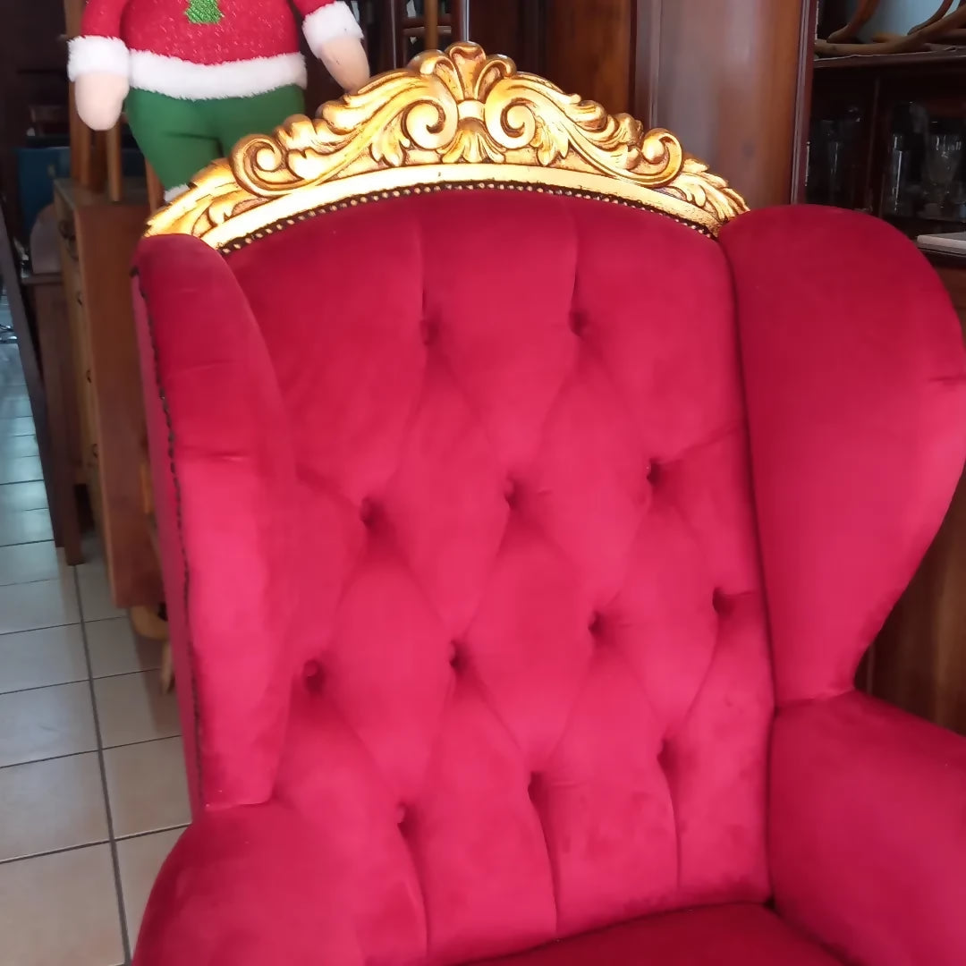 Poltrona de Papai Noel Luis XV dourada e estofado vermelho 