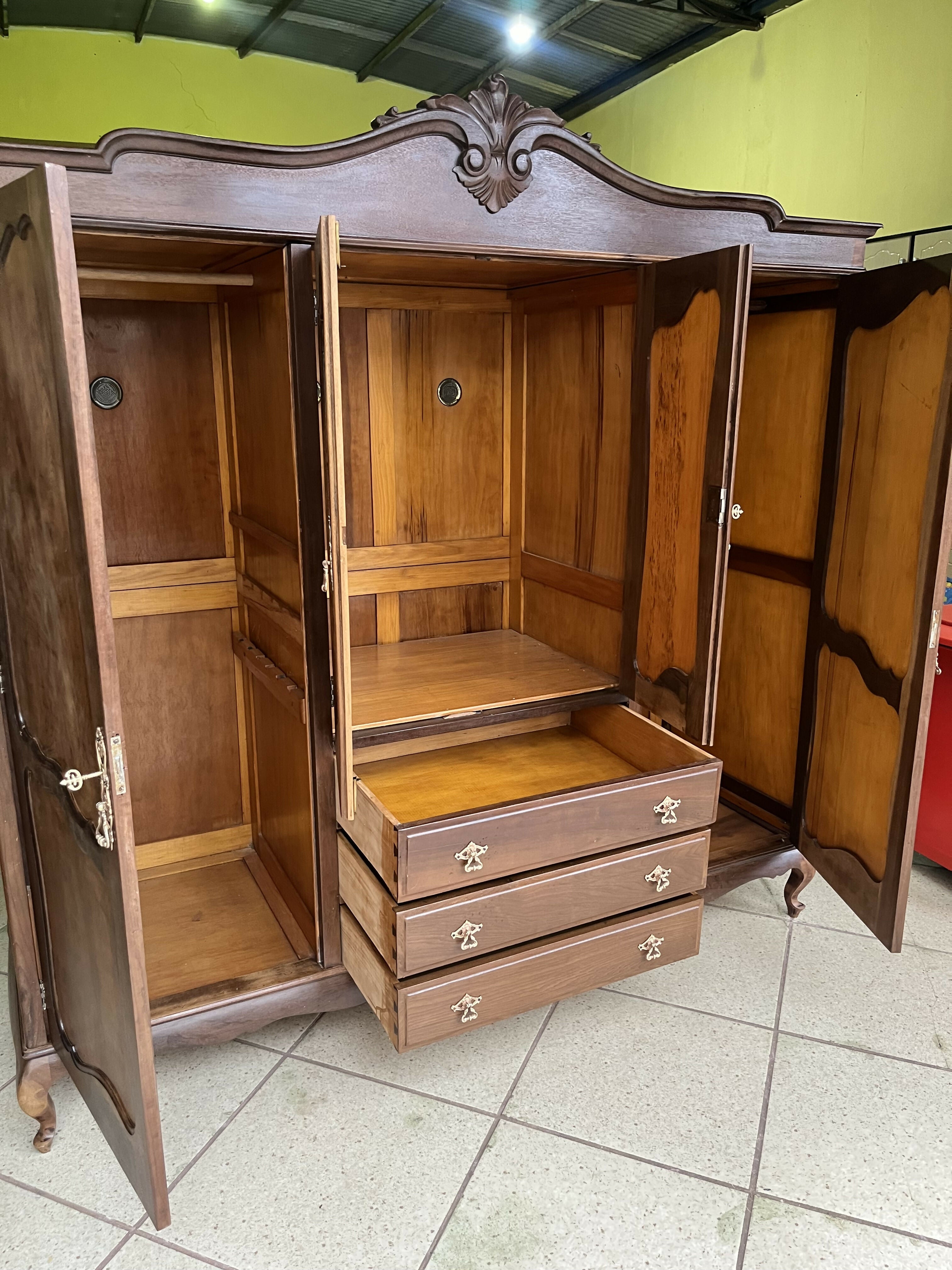 BELÍSSIMO GUARDA ROUPAS DE CASAL IMBUIA RESTAURADO