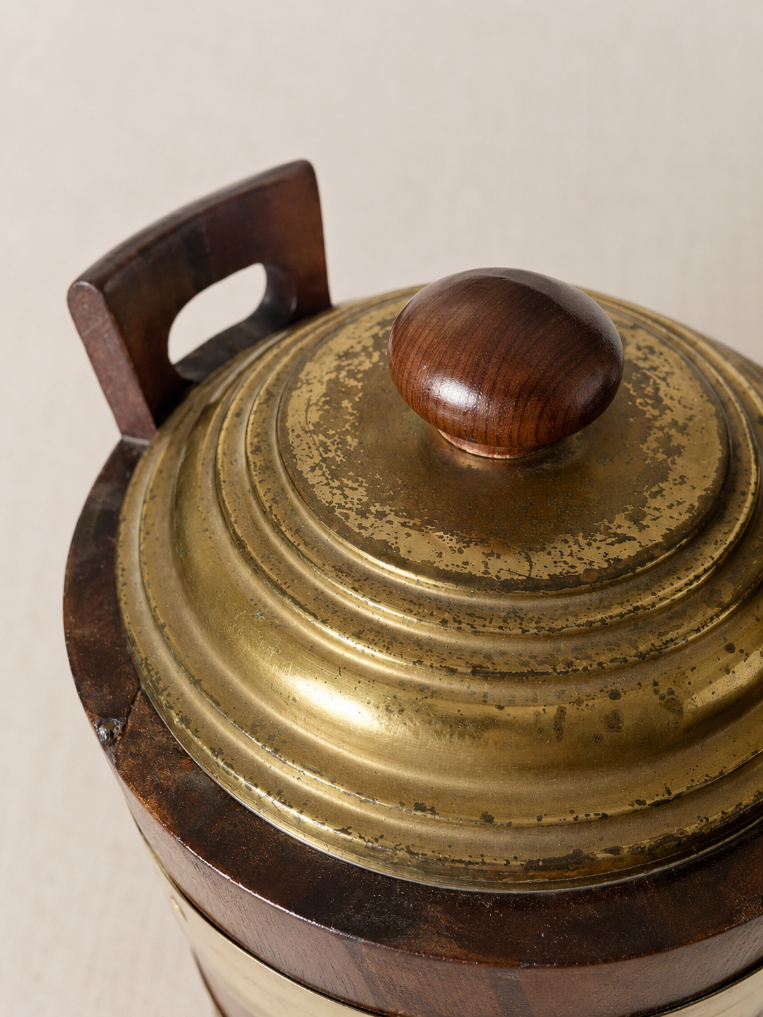 Balde de gelo em madeira e metal dourado (DMCPS_332)