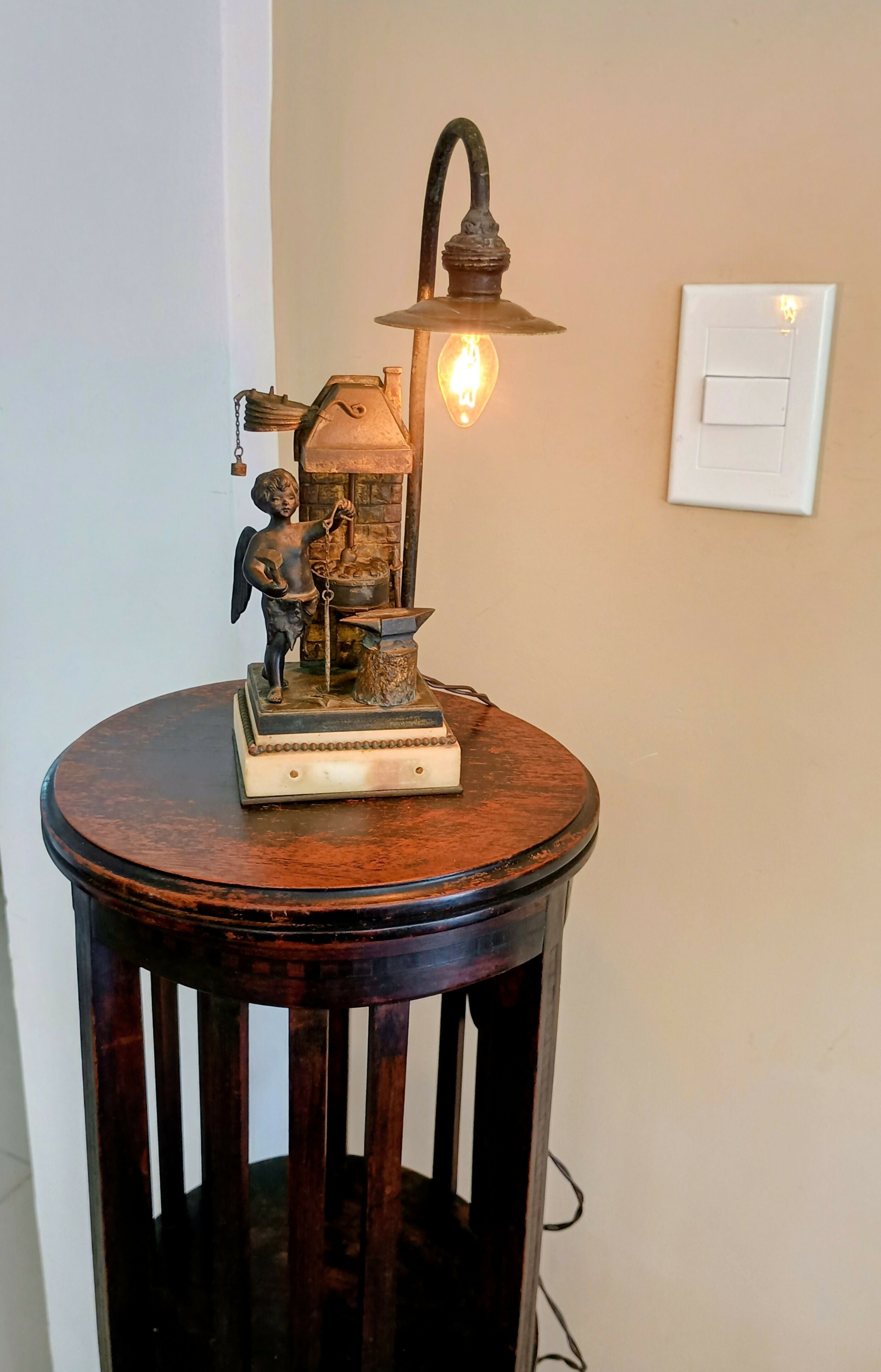 Luminária Antiga Art Déco com Putto Ferreiro – Europa c. 1930 | 28 cm