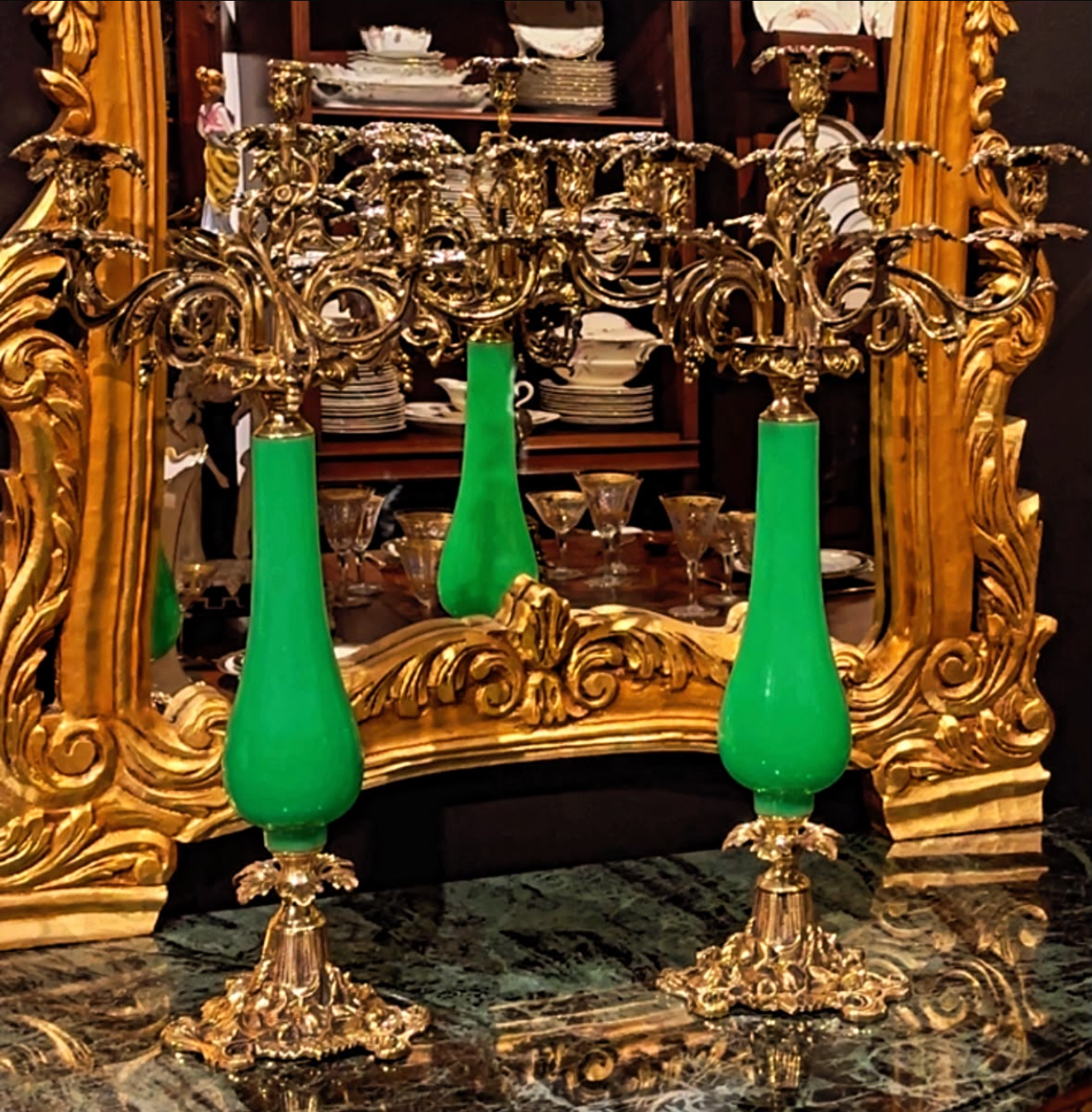 Exuberante Par de Candelabros em bronze ricamente trabalhado, com delicados braços ornamentados e elegantes hastes em opalina verde-esmeralda.