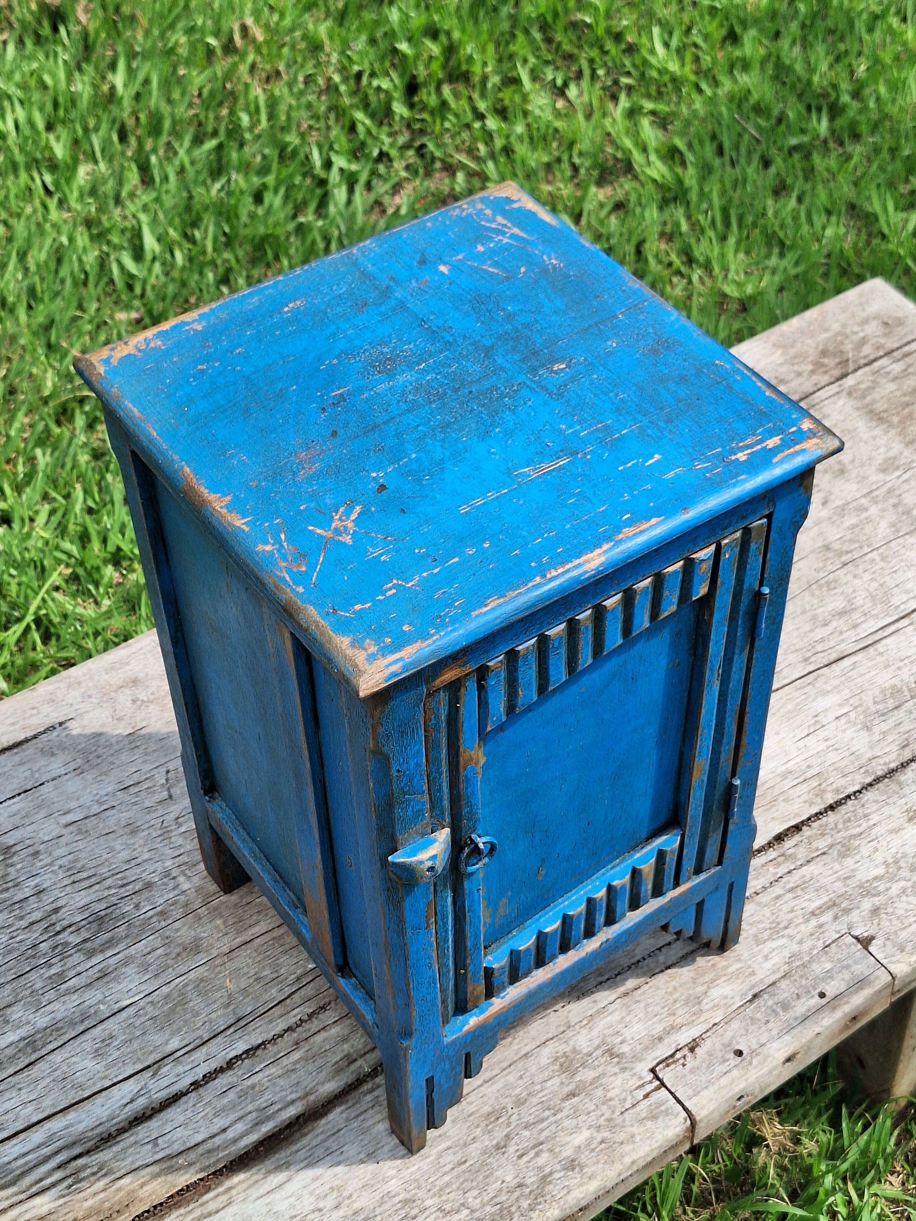 Mesinha de Cabeceira / Armarinho Tinta Gasta Madeira Maciça Garimpo Mineiro