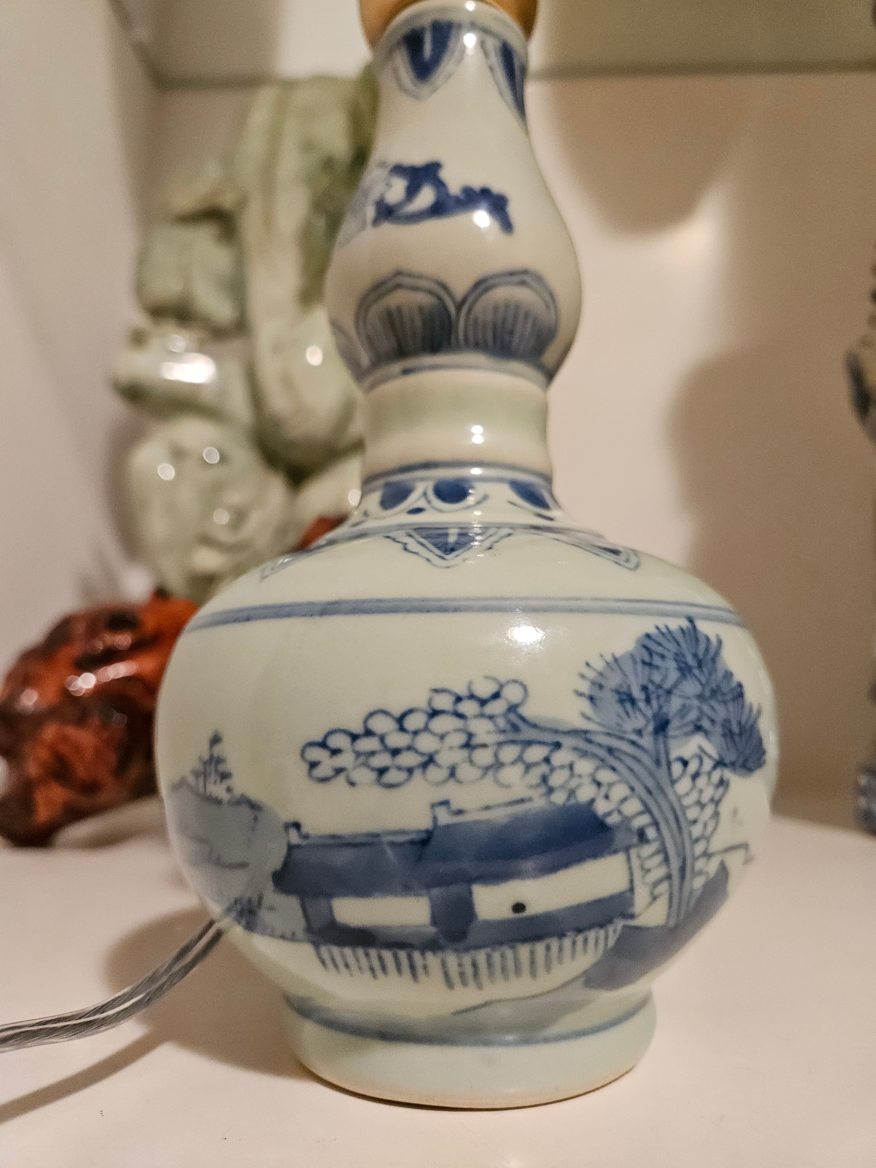 Abajur Vintage com Base de Vaso de Porcelana Azul e Branca e Cúpula Nova
