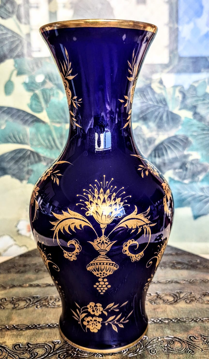  Vaso maravilhoso em porcelana vintage alemã, anos 60, KPM Berlim.  Azul cobalto legítimo com dourações à ouro 24k.