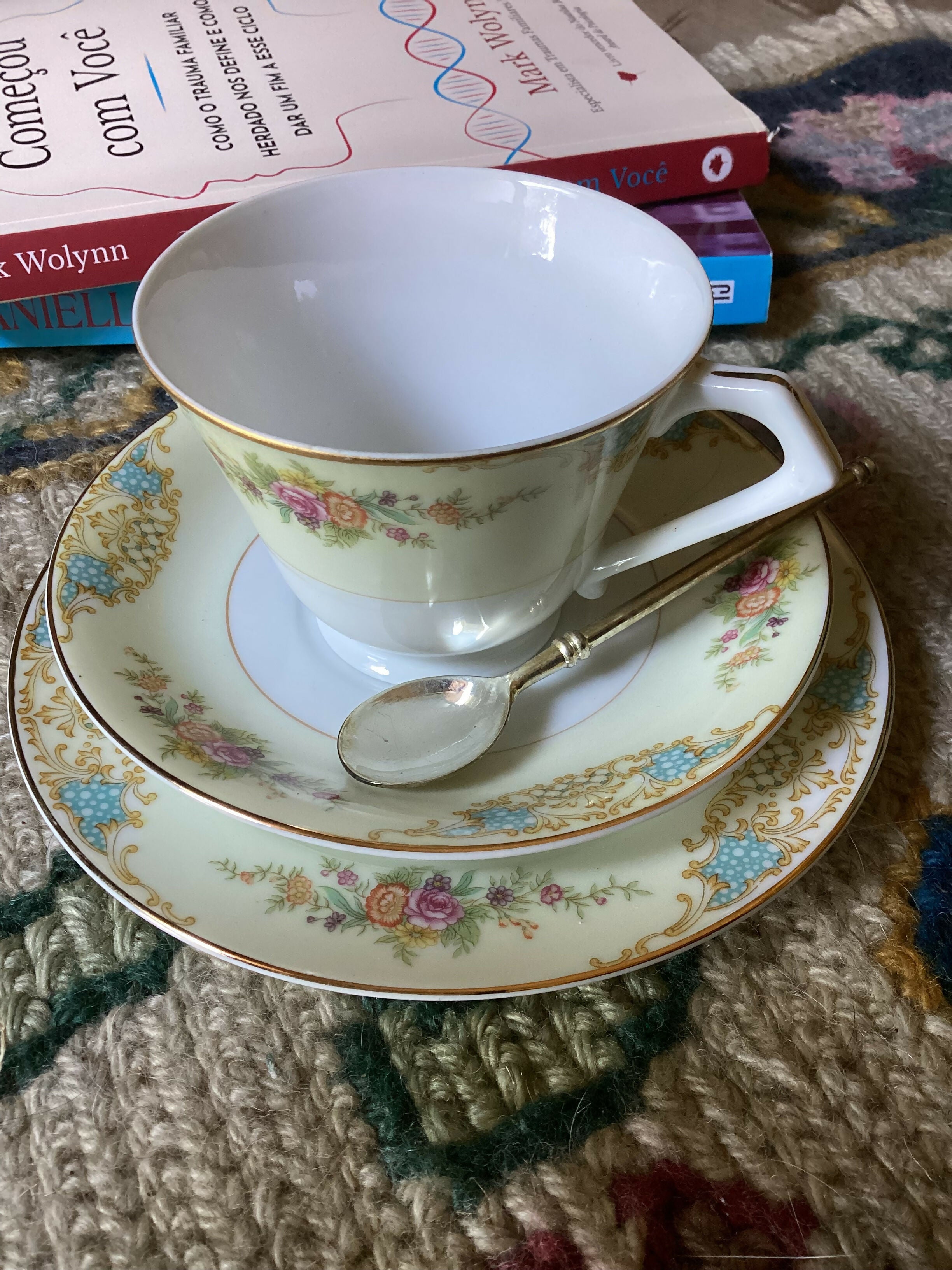 Mesa posta com preciosos e delicados trios de chá