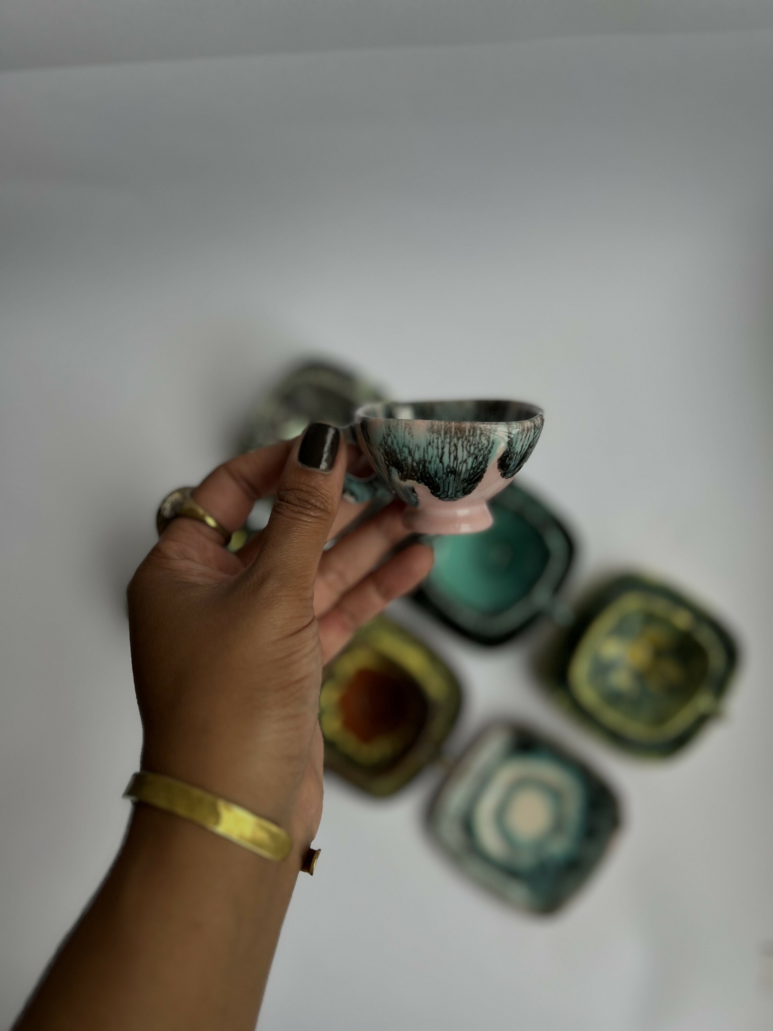 Conjunto com seis xícaras de café e pires