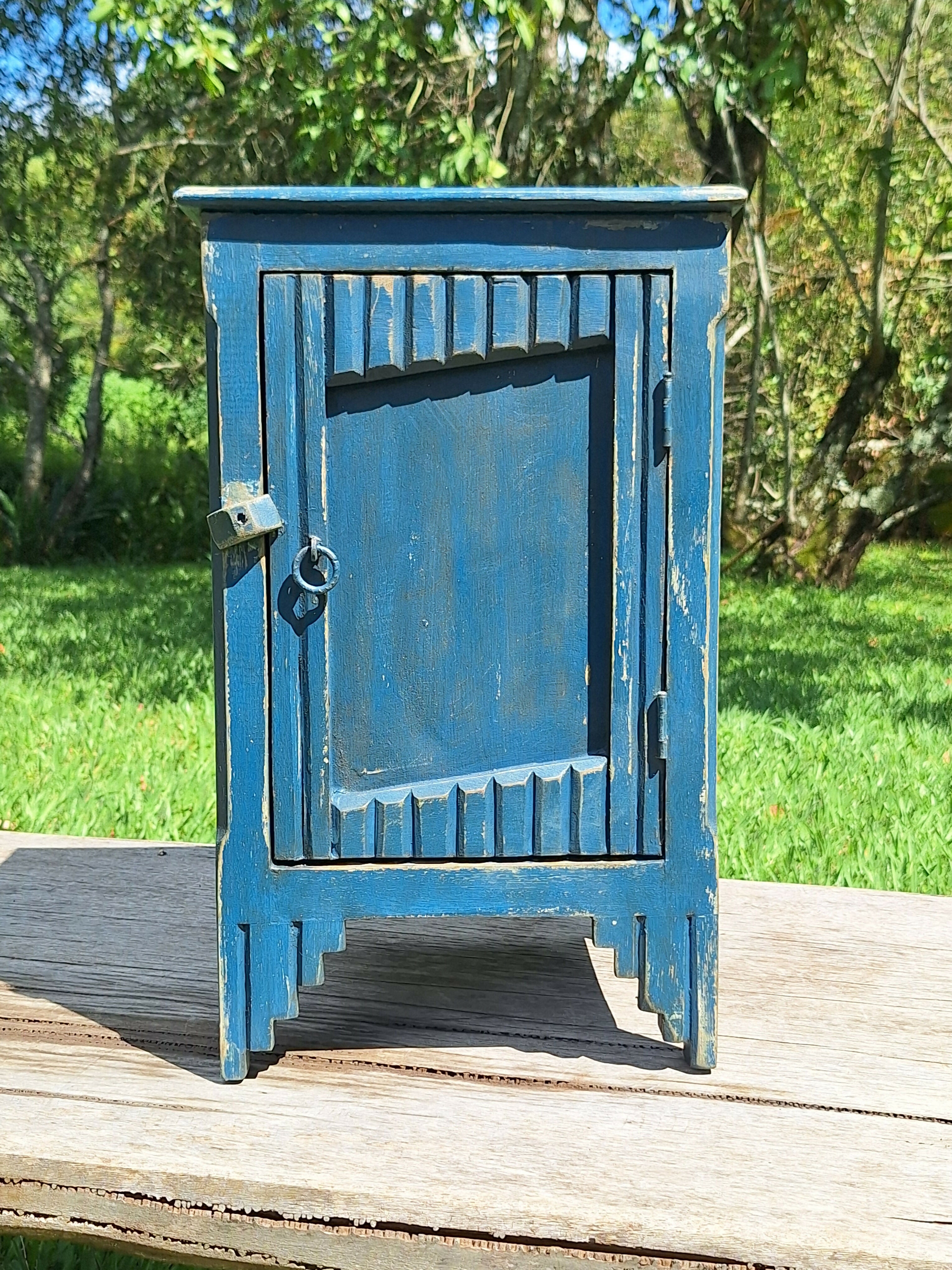 Mesinha de Cabeceira / Armarinho Tinta Gasta Azul Madeira Maciça Garimpo Mineiro