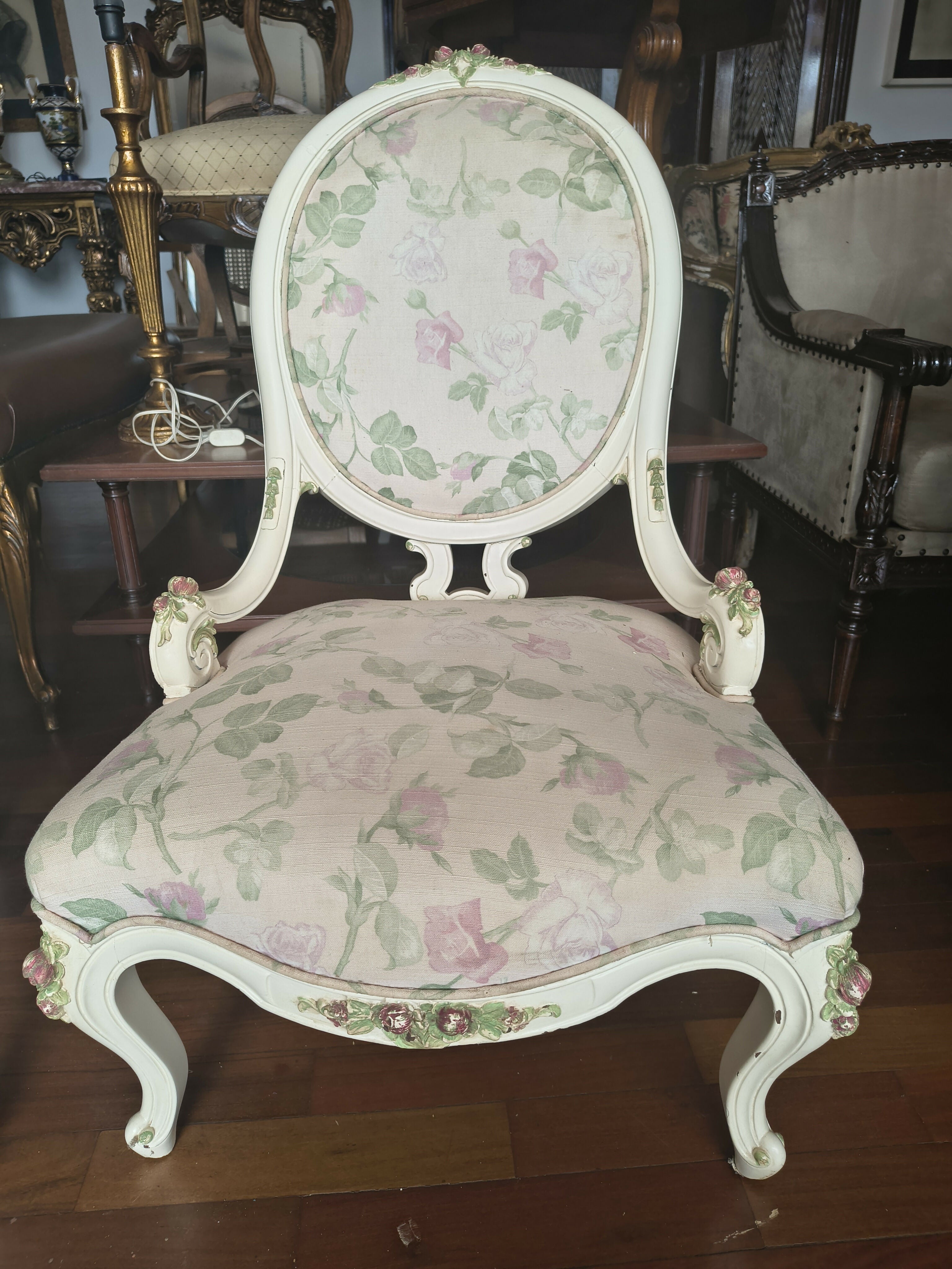 Par de Poltronas baixa estilo XVI em laca branca
