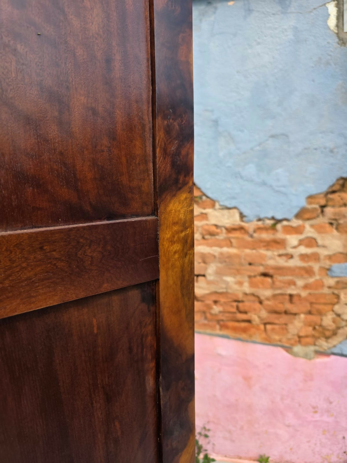 Estante / Livreiro, década de 60, 5 portas basculantes em imbuia maciça.