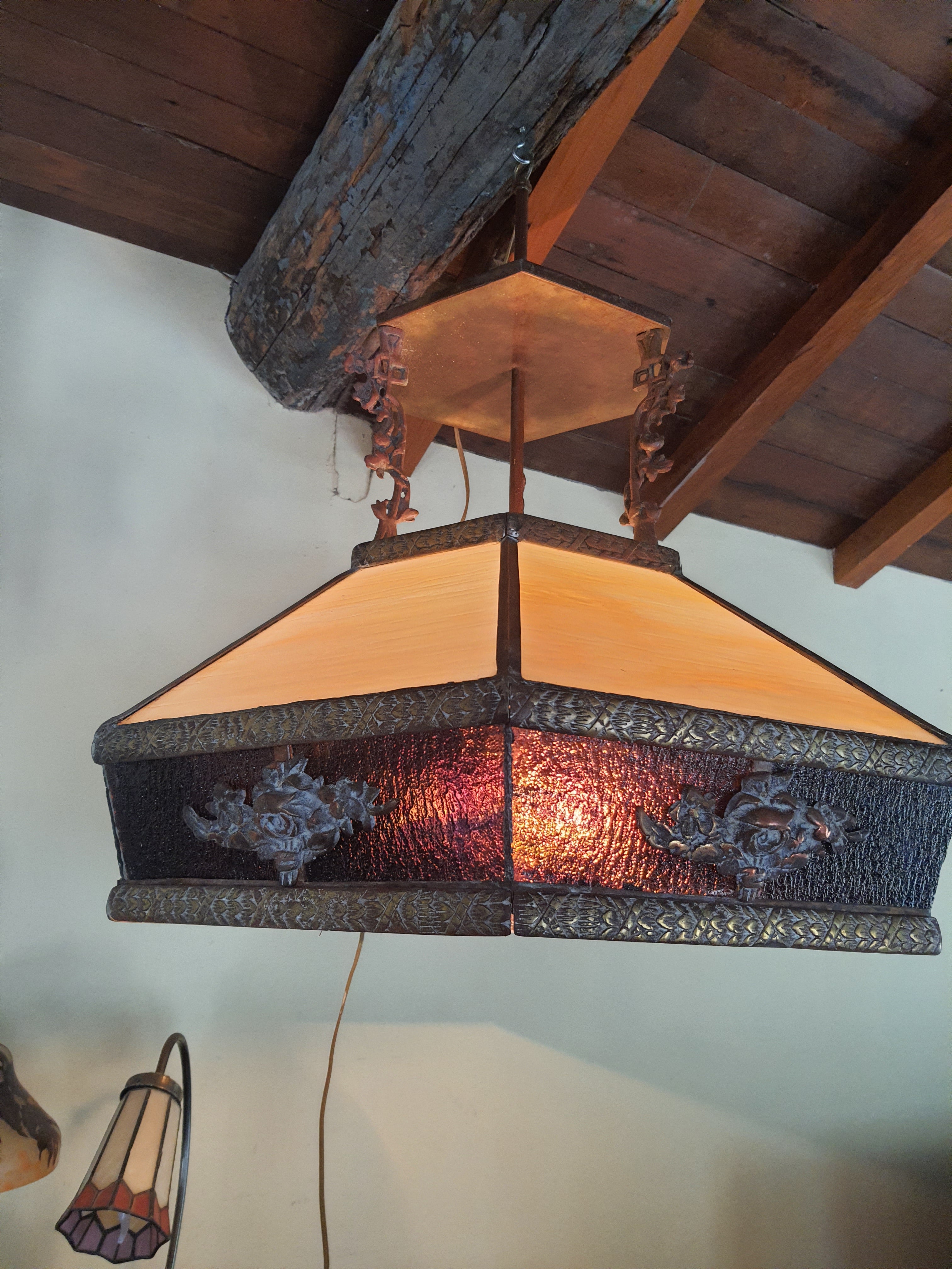 Lustre pendente de bronze com vidros tiffany