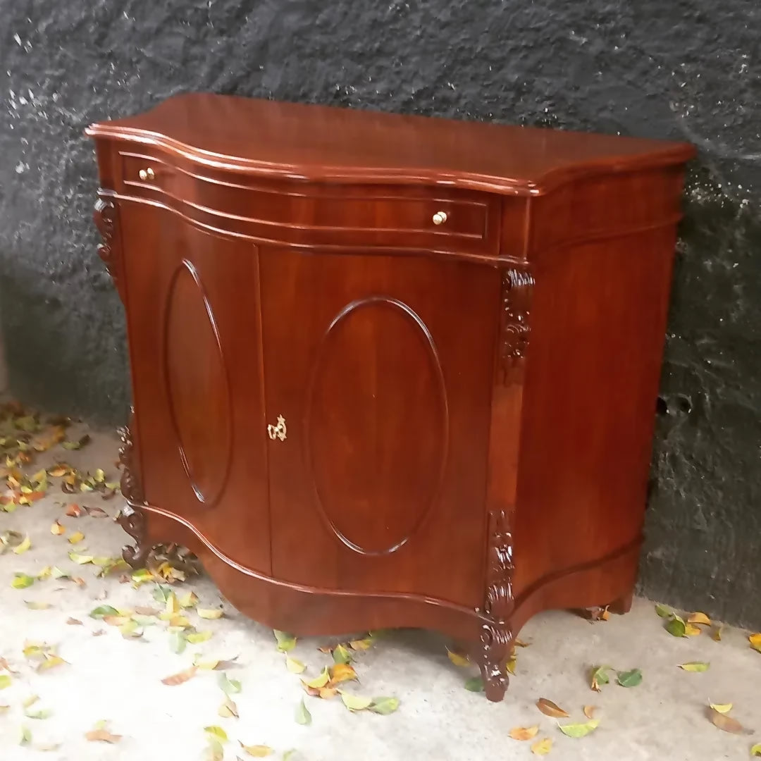 Dunquerque / Móvel com portas em madeira (recém restaurada) 