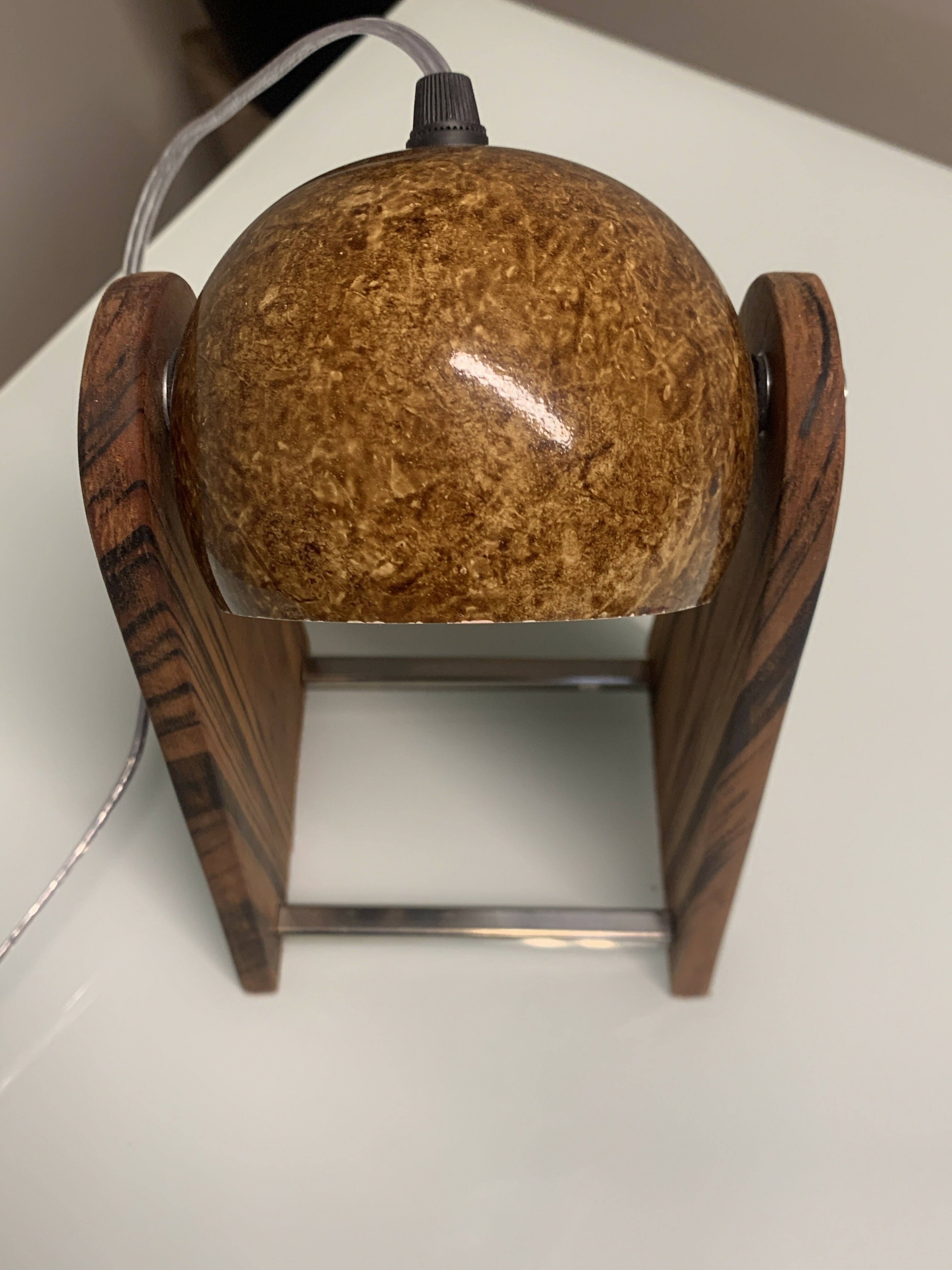 Luminária de mesa em cerâmica, madeira e inox