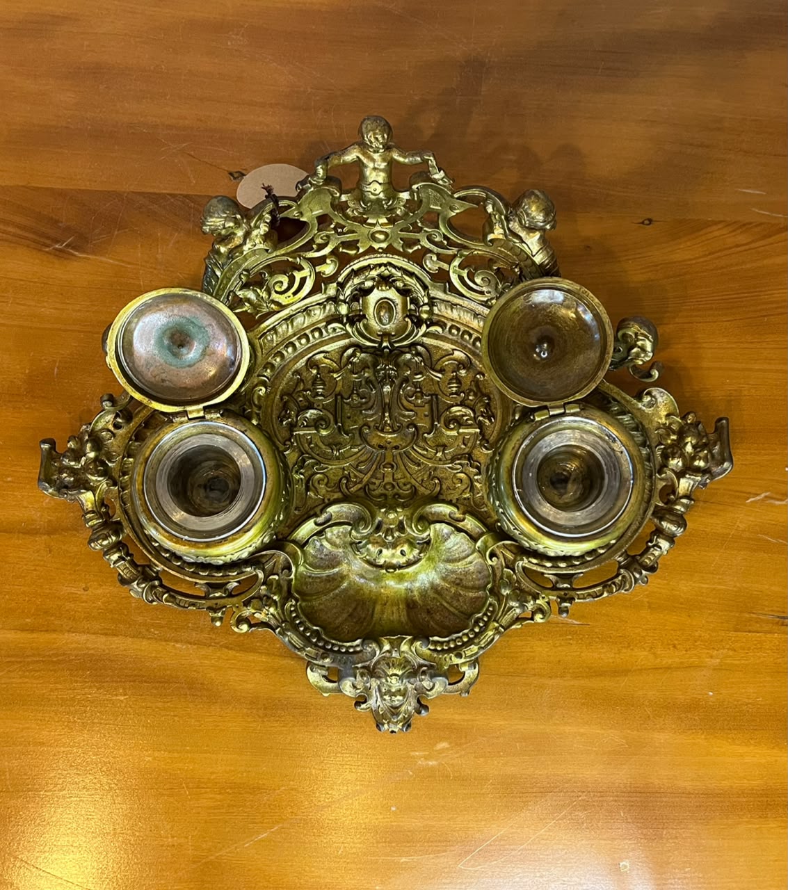 Tinteiro de Mesa Duplo Ornamentado em Metal – 29 × 20 cm