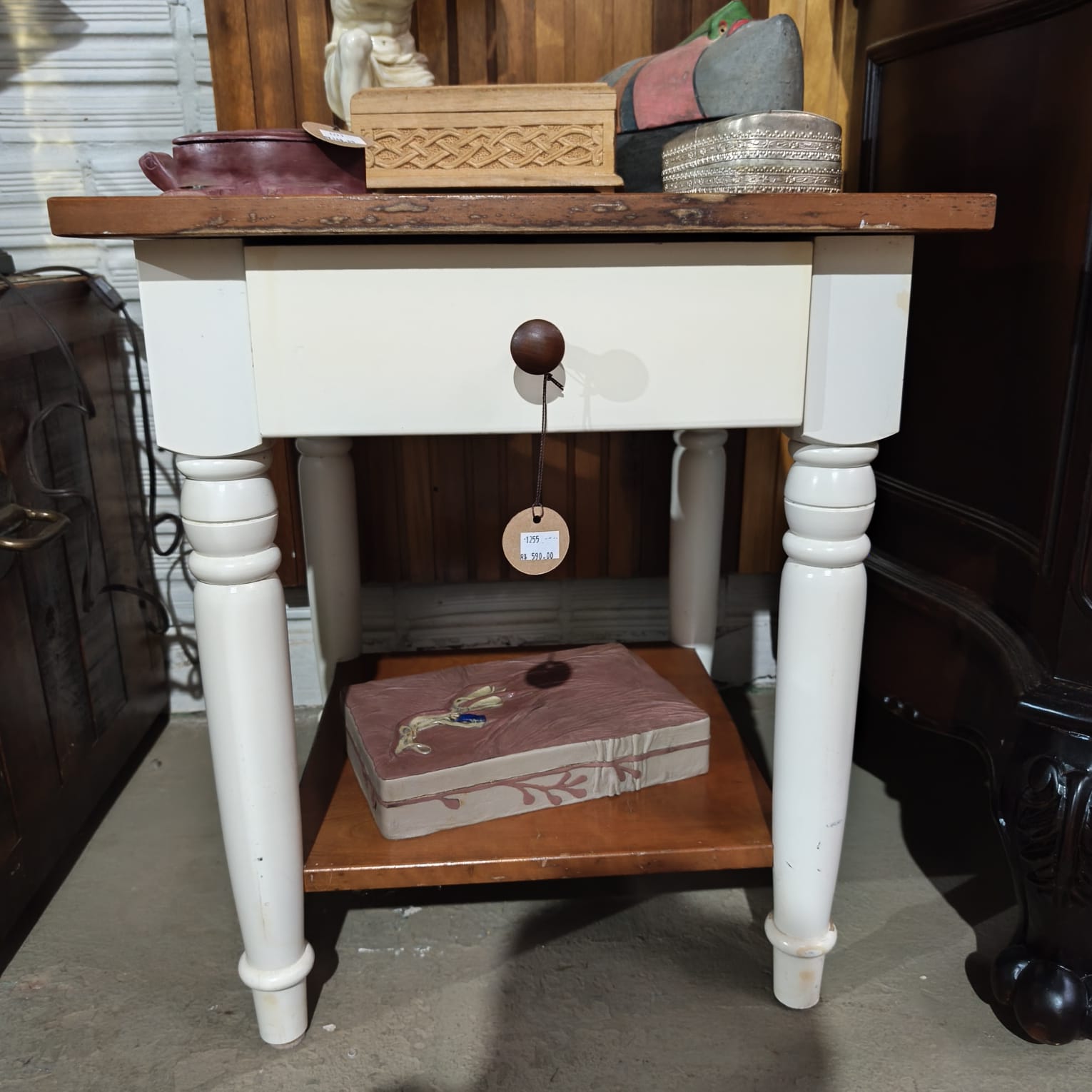 Mesa de Apoio Bicolor (branco e madeira) com Gaveta e Prateleira Inferior