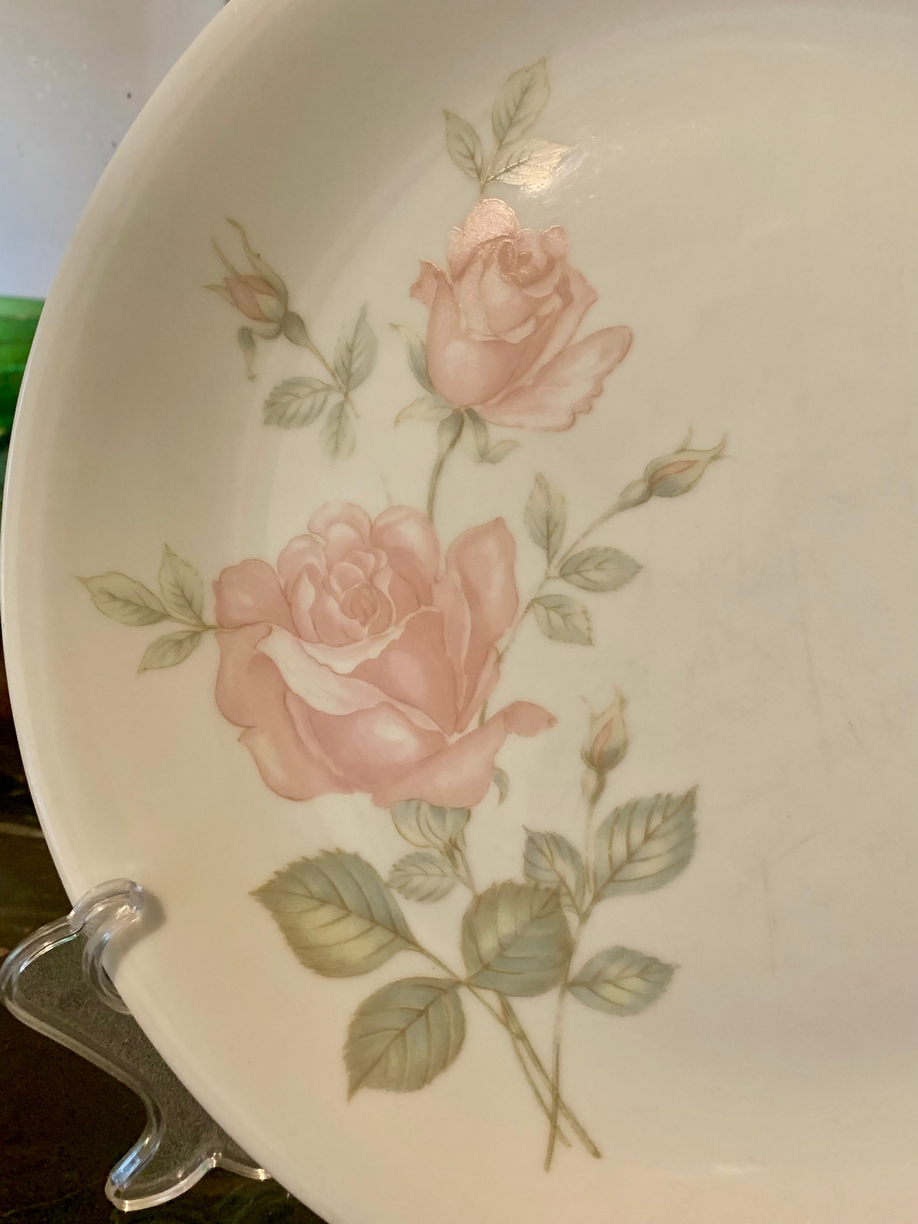 Prato para bolo em porcelana Renner Medallion com desenho de rosas 