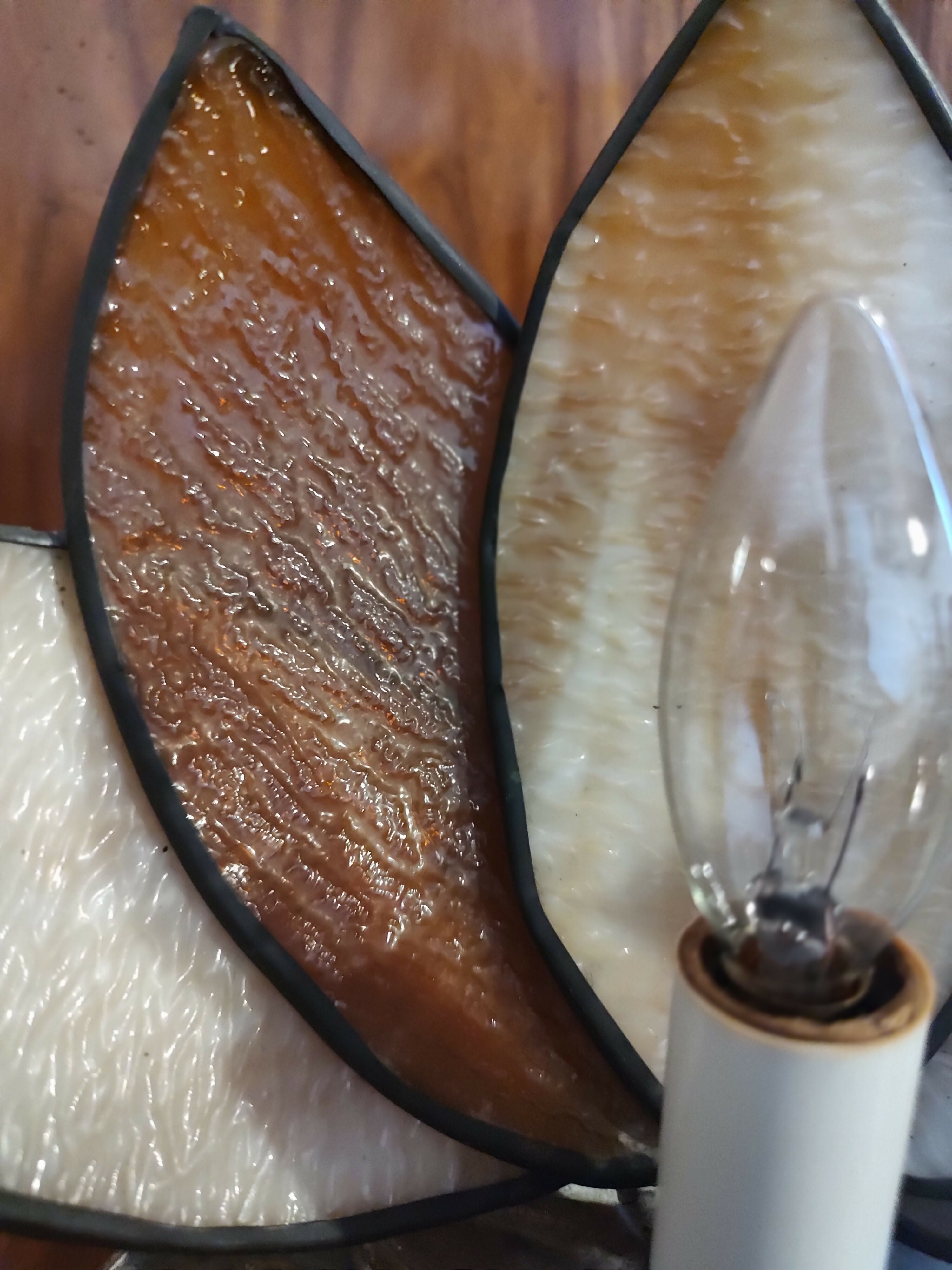 Antiga Luminária / Abajur "Vitória Régia" em metal e vidro texturizado