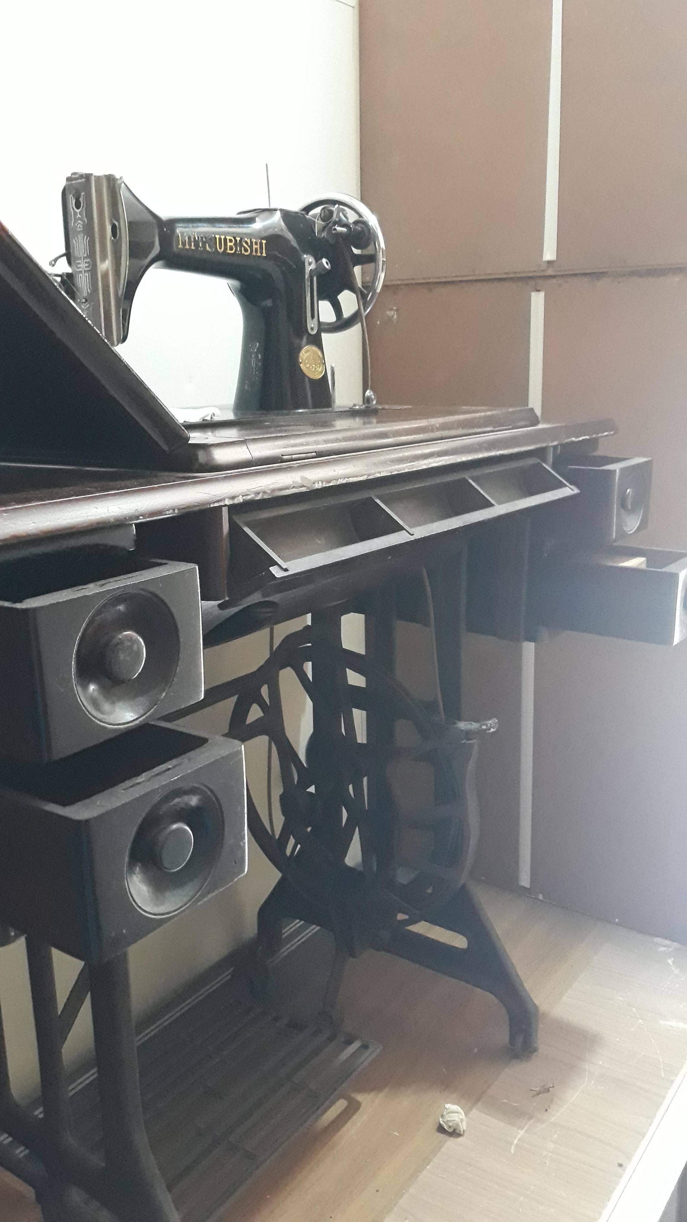 Maquina de Costura Mitsubishi com gabinete - funcionando 