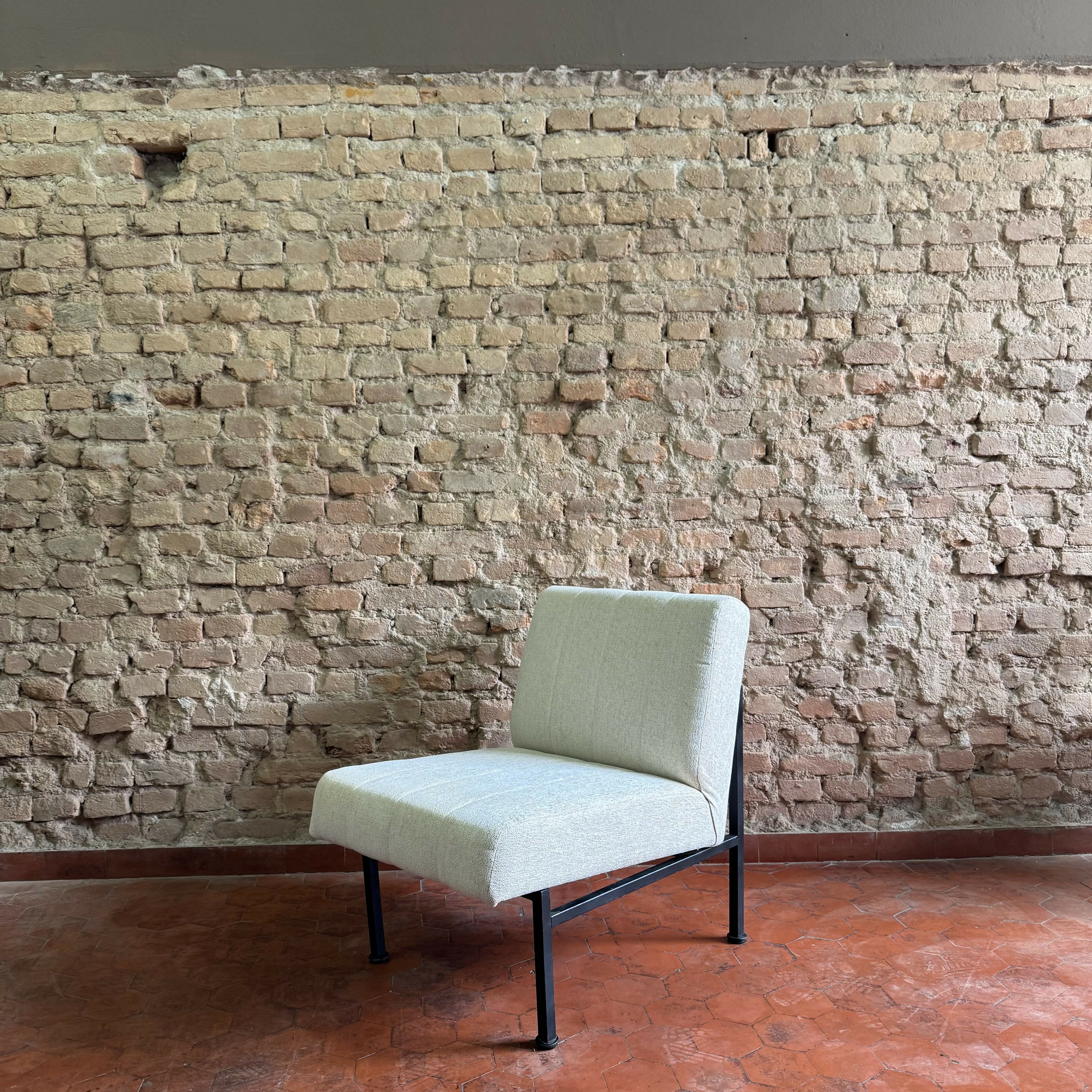 Poltrona antiga em linhão off White - restaurada