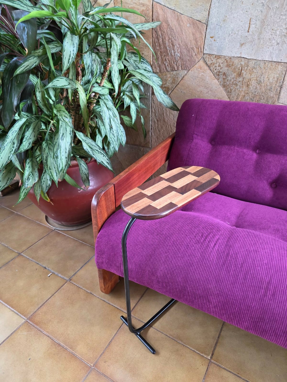 Mesa marchetada com imbuia e freijó e estrurura em ferro maciço.