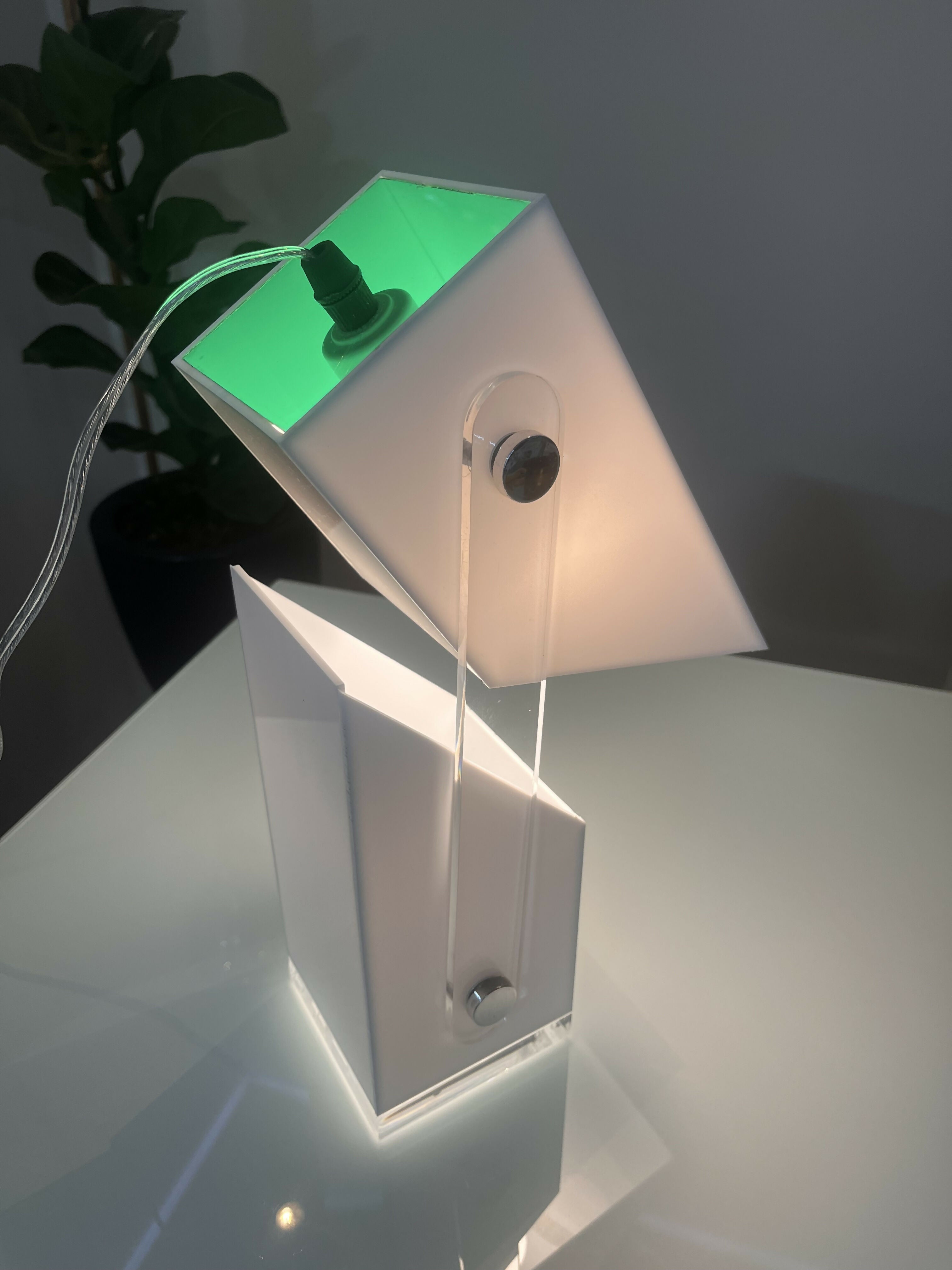 Luminária de mesa em acrílico