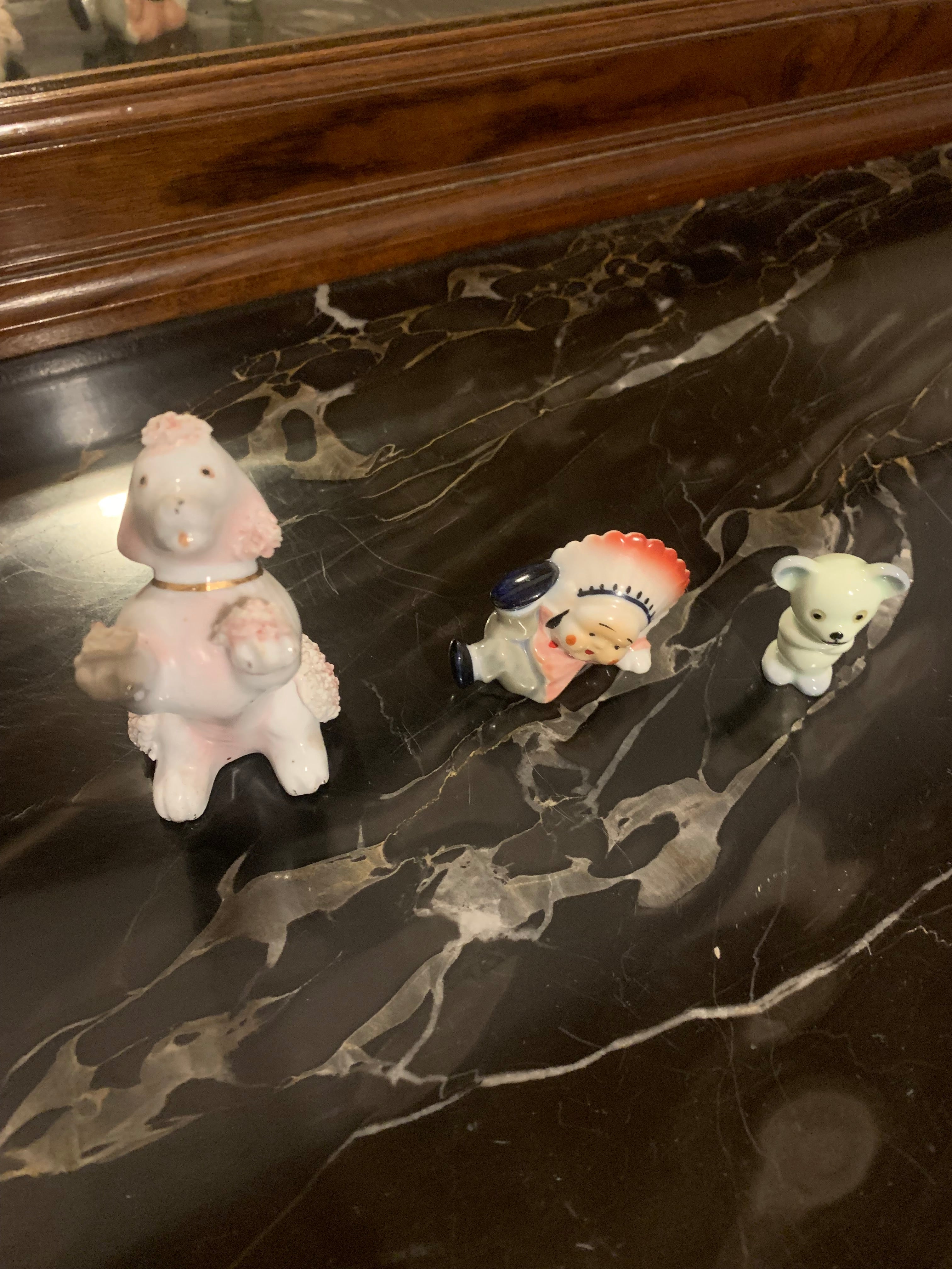Bibelots em porcelana, provavelmente alemães, de delicadeza ímpar