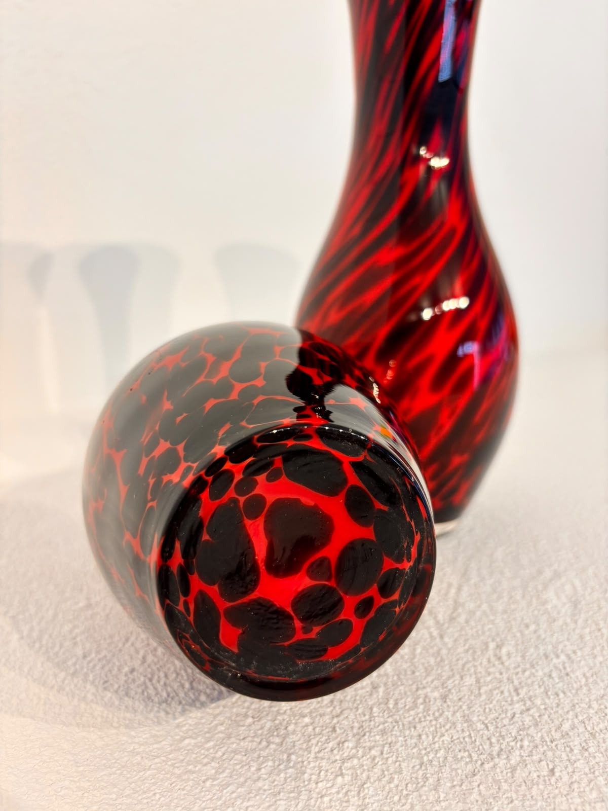 Vasos Italianos em vidro artístico de murano em. vermelho e preto anos 70 
