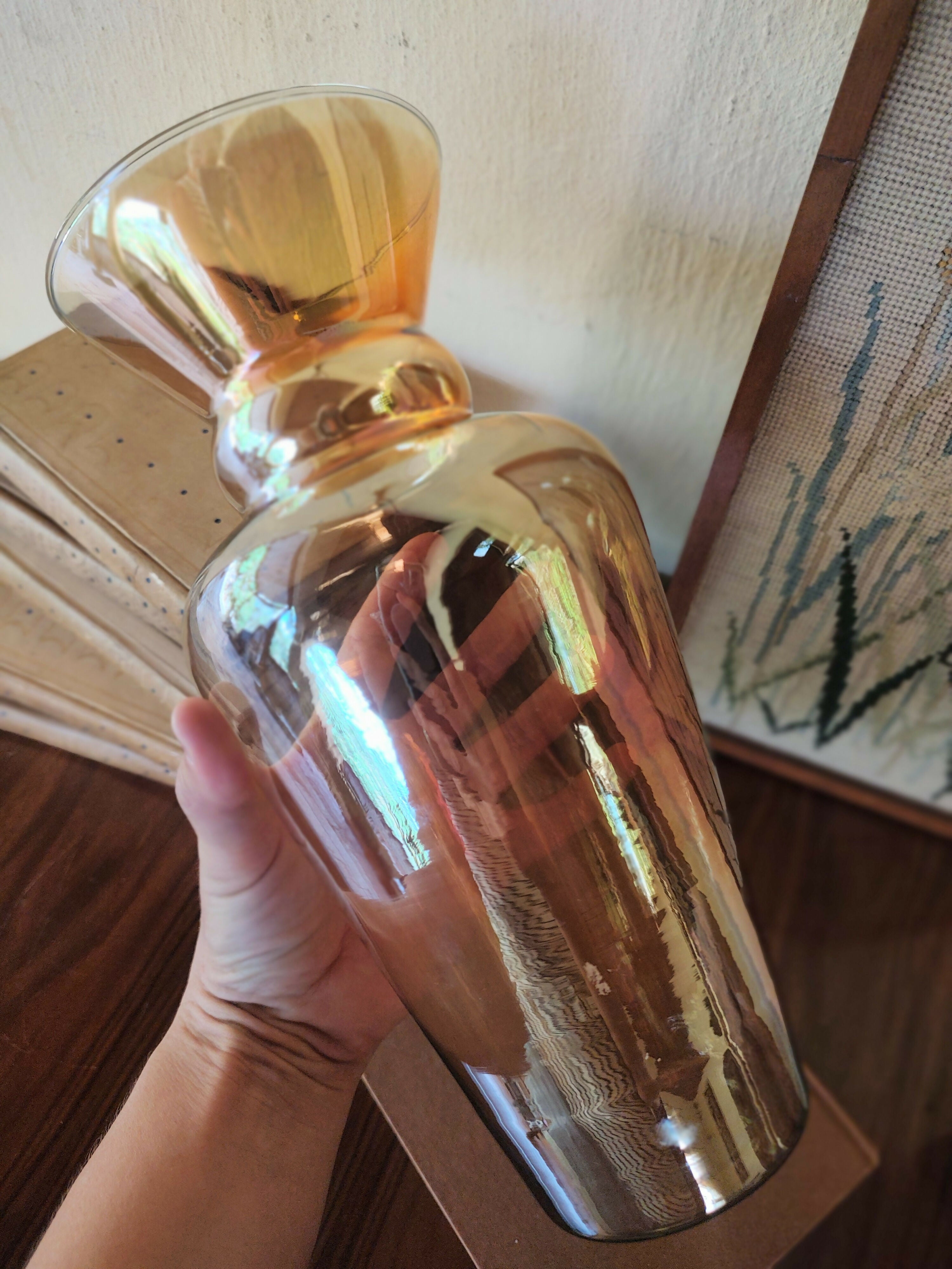 Antigo Vaso Decorativo em vidro levemente âmbar com reflexo furtacor