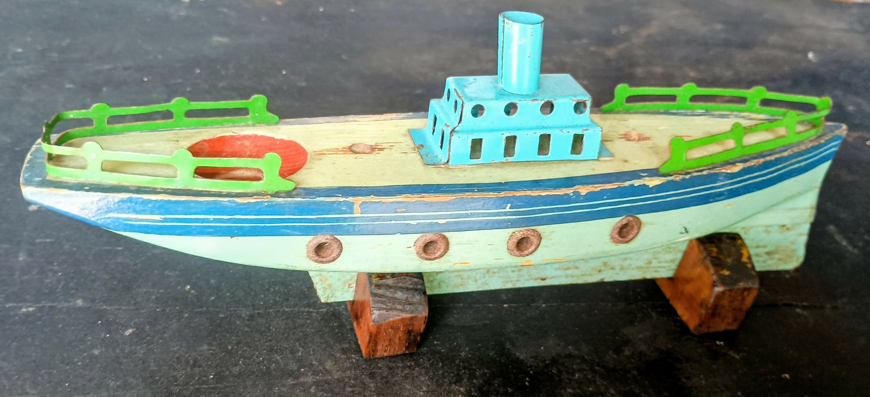 Brinquedo Barco Antigo em lata e madeira década 40/60