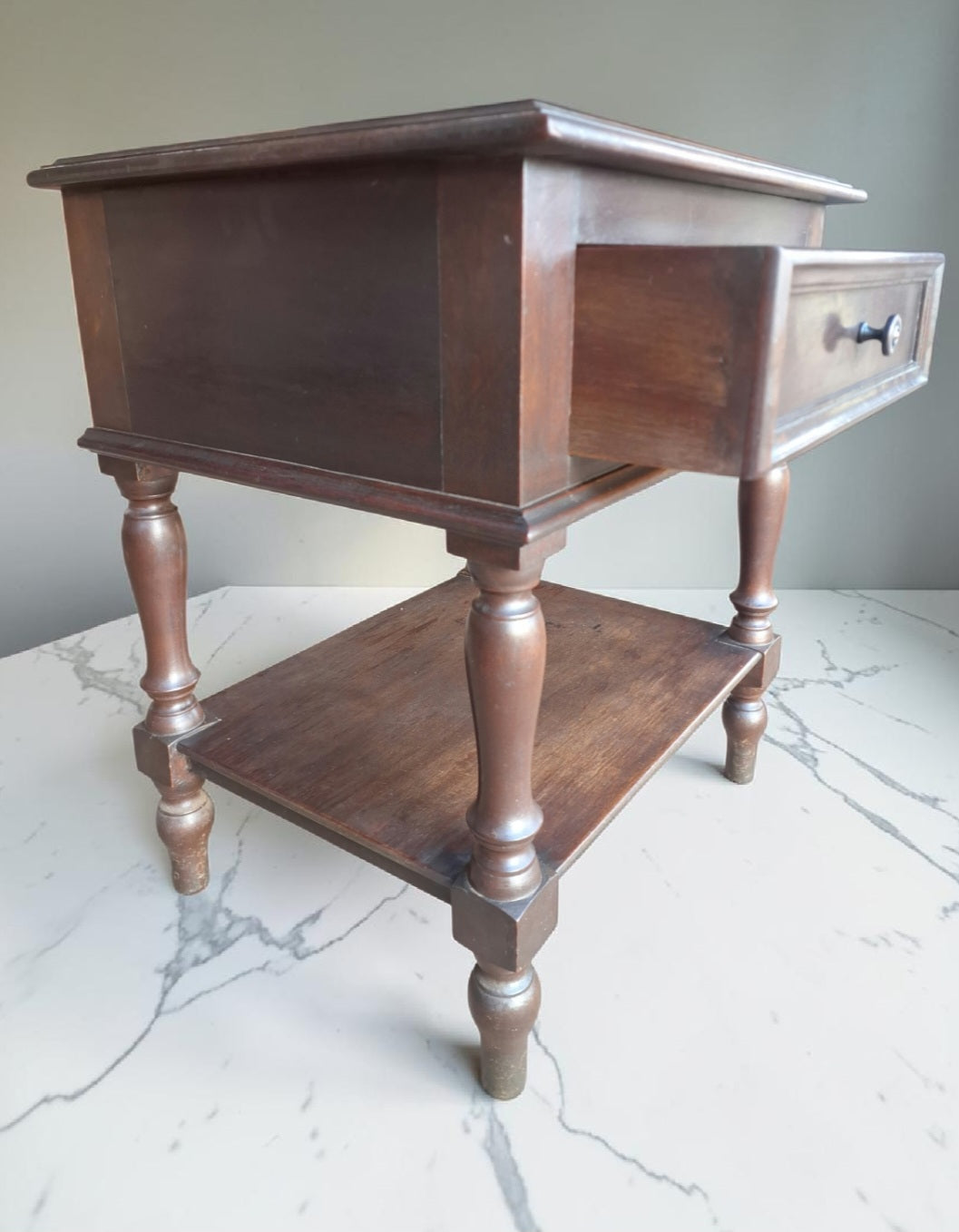 Par de Criados / Mesa de Cabeceira Colonial