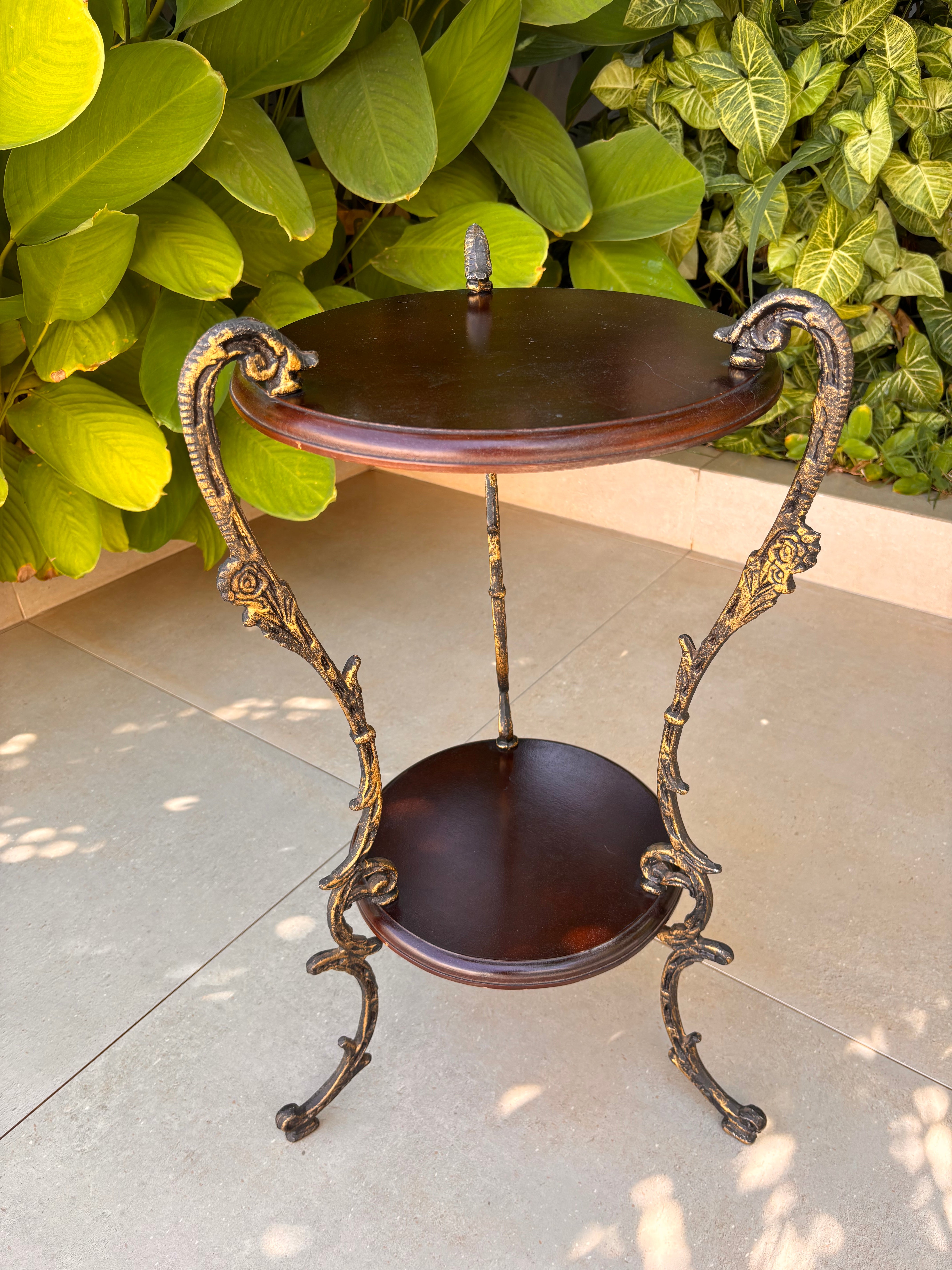  Antiga Mesinha Lateral Guéridon / Pedestal Floreira em metal fundido trabalhado  e Madeira – Anos 60