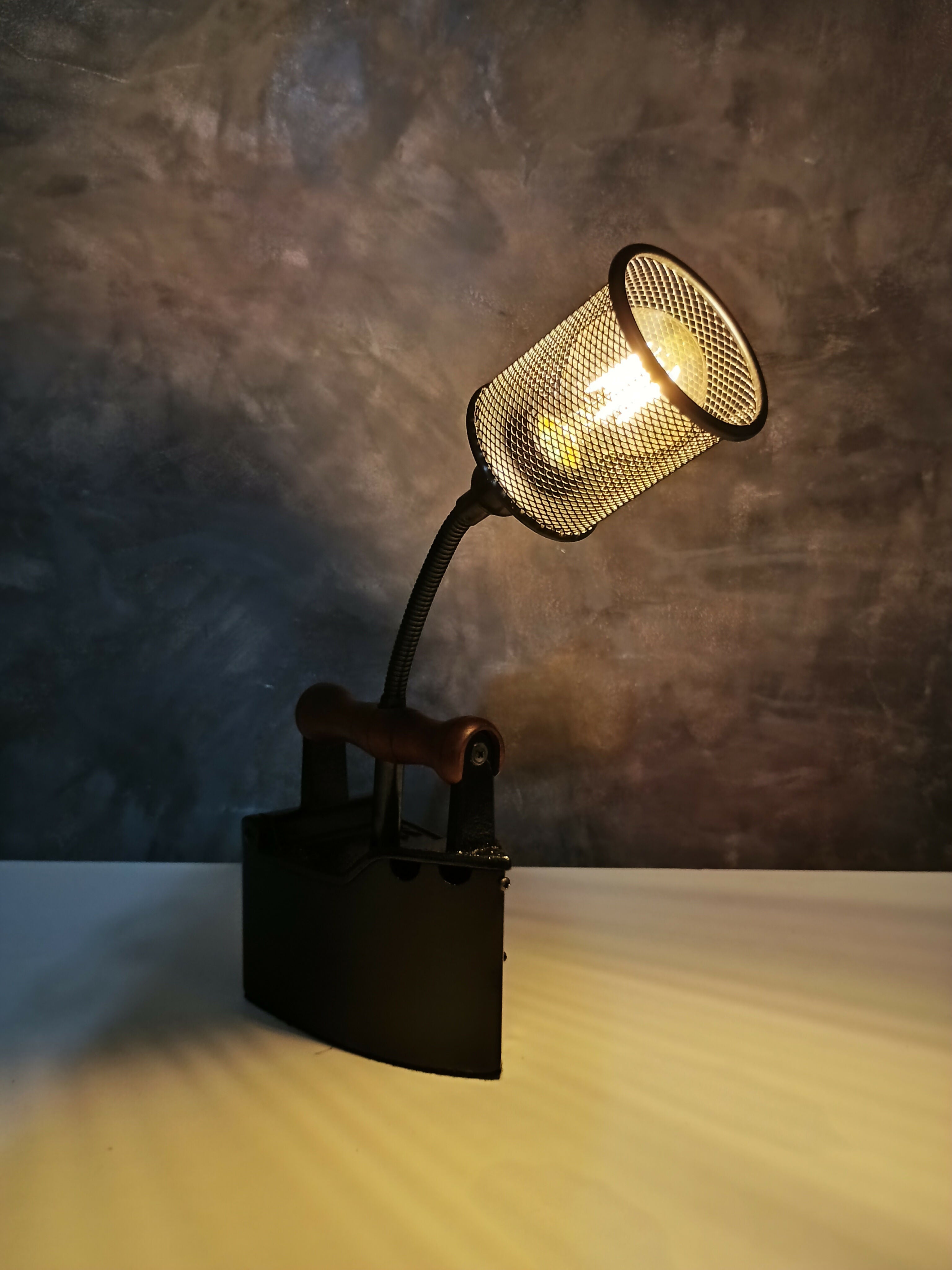 Luminária Ferro de Passar com Cúpula