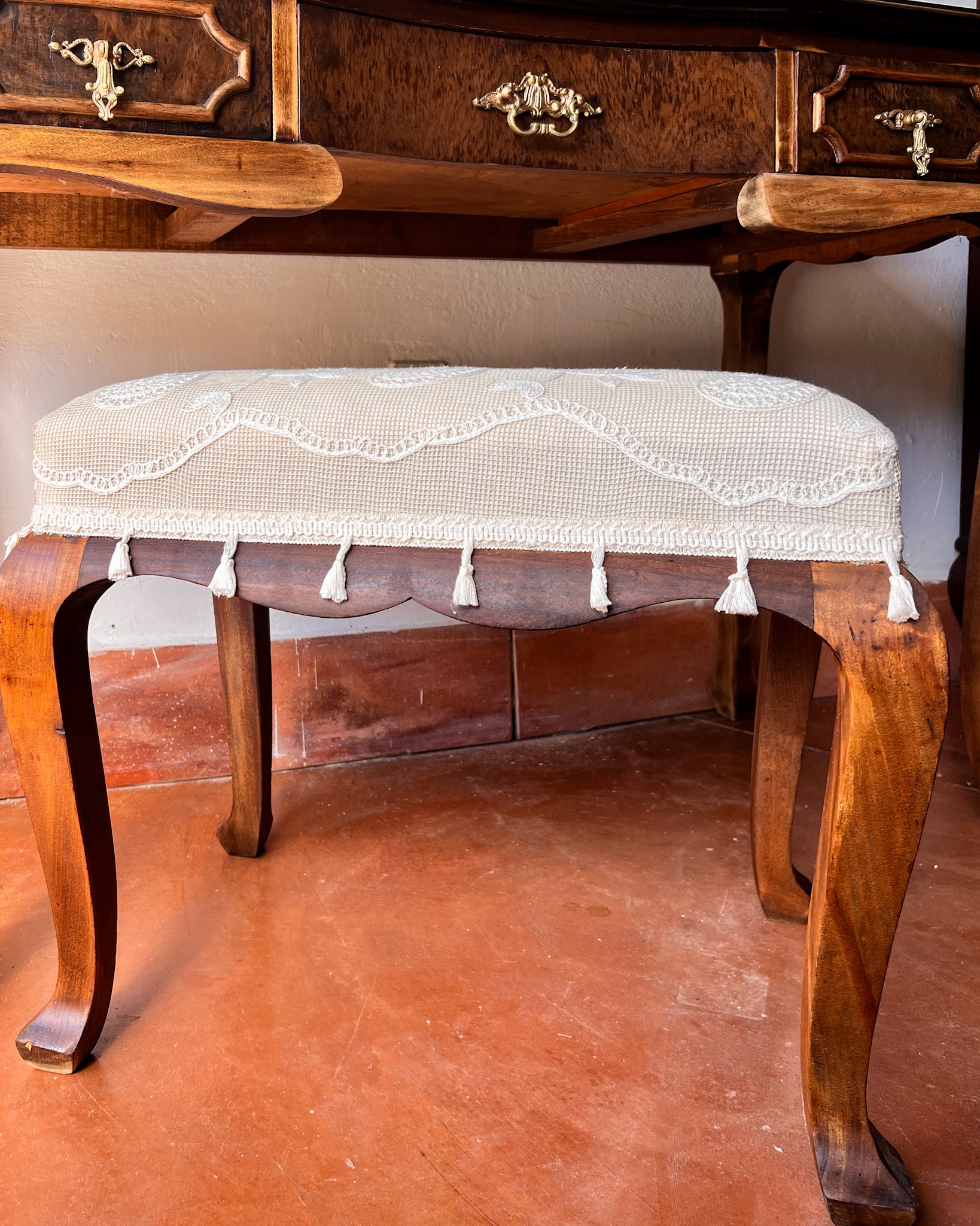 Banqueta Chipandelle com estofado de linho - peça restaurada