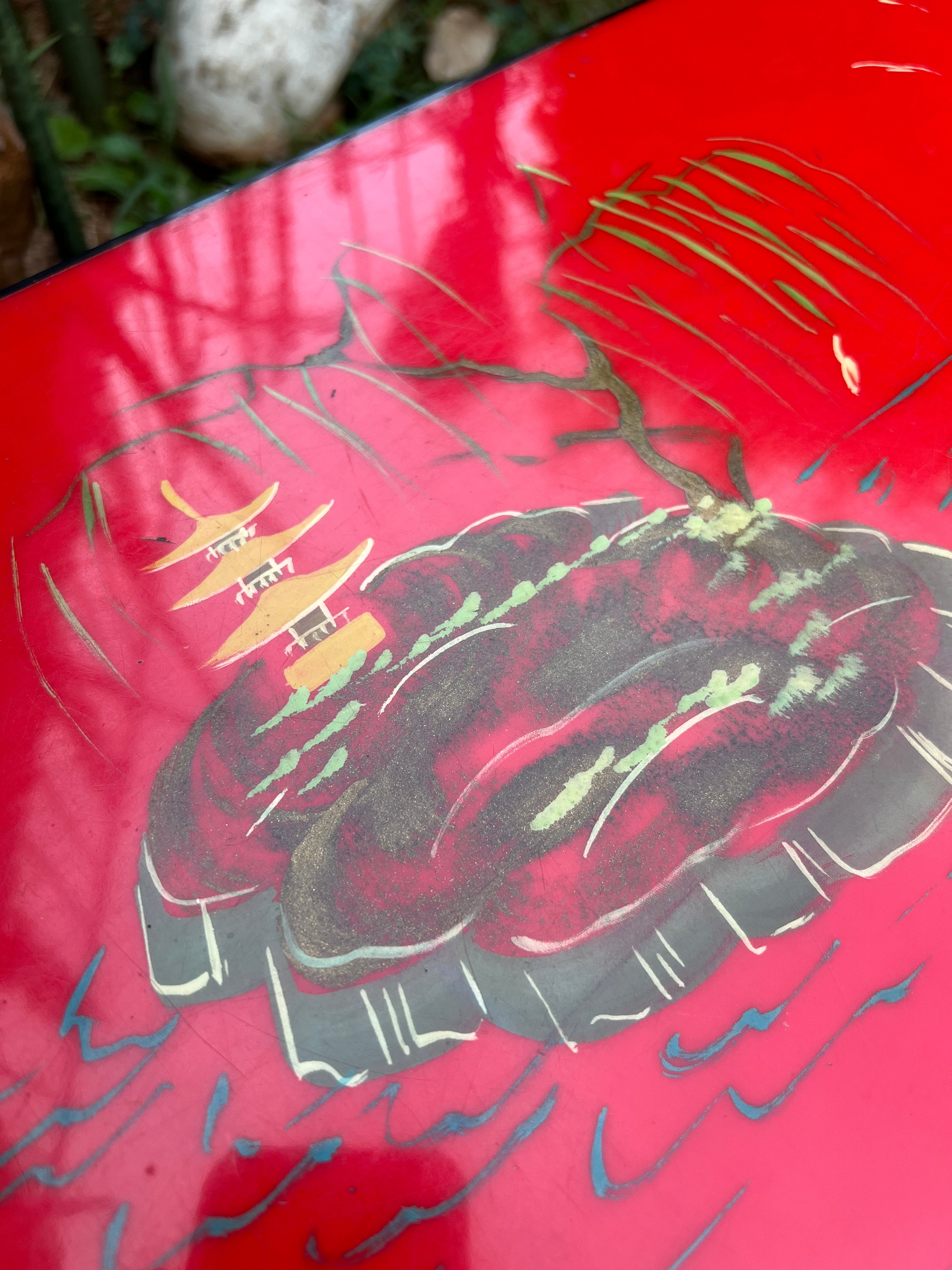 Mesa de centro retangular oriental com pés palito e tampo vermelho 