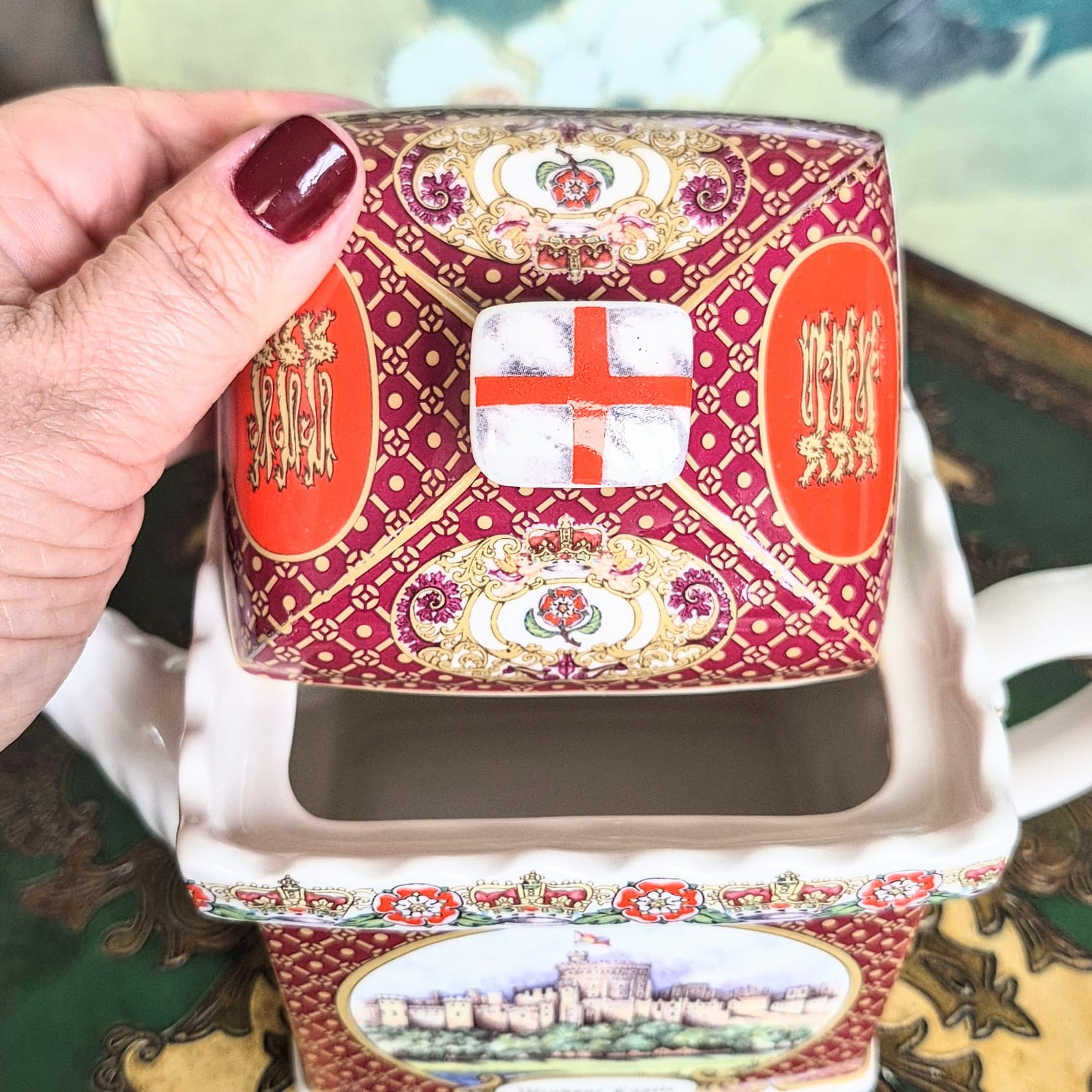 Bule de chá incrível em porcelana vintage inglesa James Sadler, coleção "Best of British Castles", modelo Castelo de Windsor.
